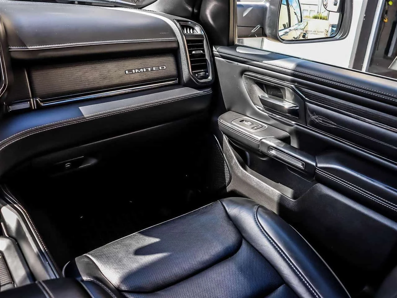 Dodge RAM 1500  Limited / CARFAX / CAMERA / ВЪЗДУХ / ОБДУХВАНЕ , снимка 12 - Автомобили и джипове - 54619233