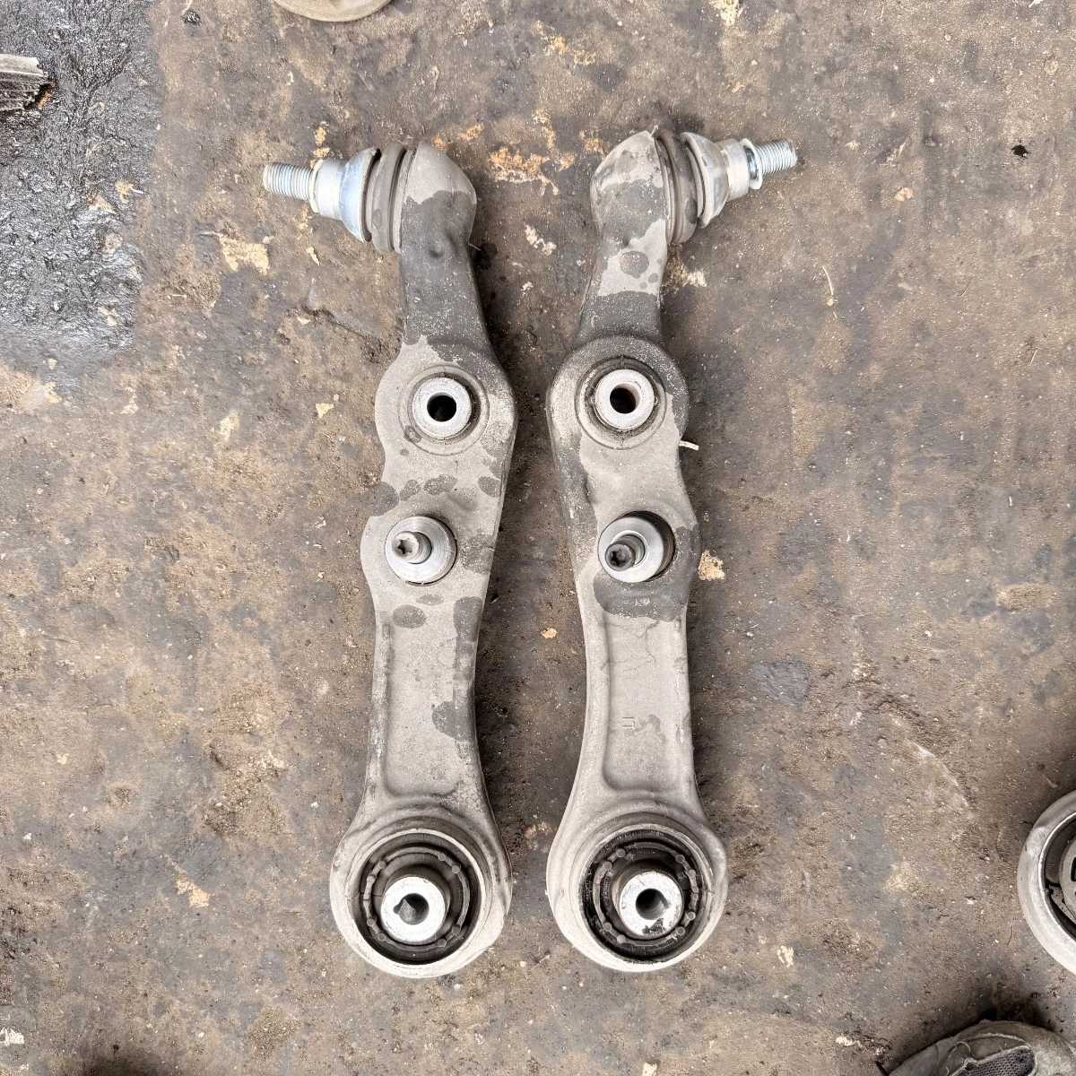 Предни долни носачи за Mercedes W205 1607-1607