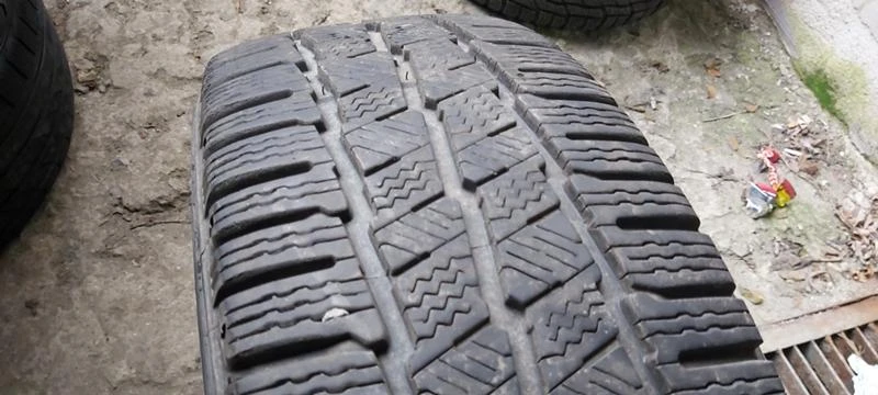 Гуми Зимни 235/65R16, снимка 1 - Гуми и джанти - 35607626