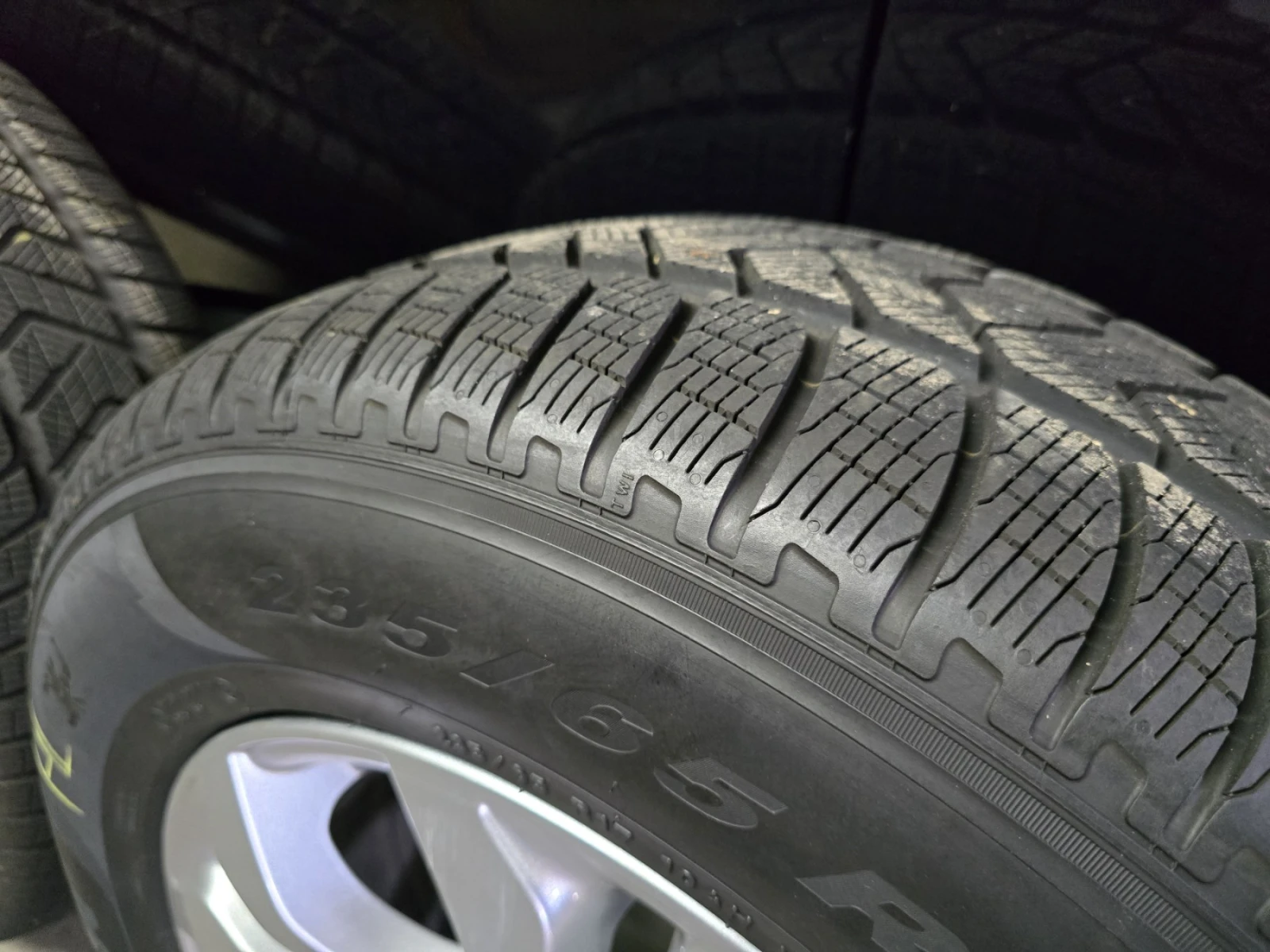 Гуми с джанти Pirelli 235/65R17, снимка 2 - Гуми и джанти - 55842189