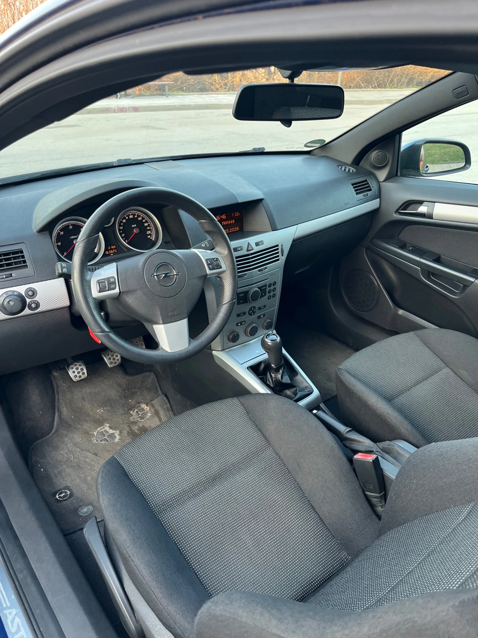 Opel Astra 1.9 GTC, снимка 8 - Автомобили и джипове - 54610052