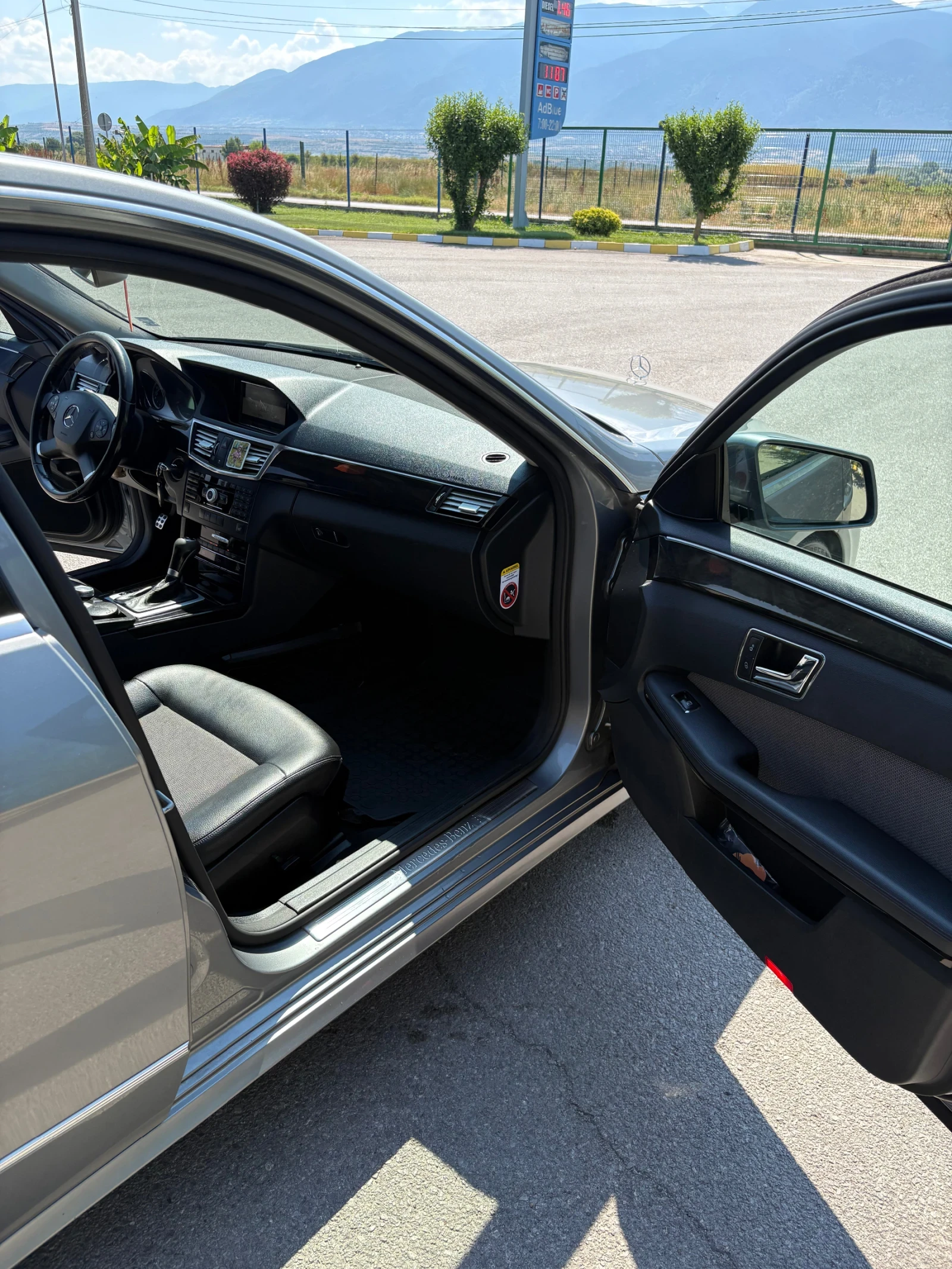 Mercedes-Benz E 220 Avangarde, снимка 13 - Автомобили и джипове - 55213066
