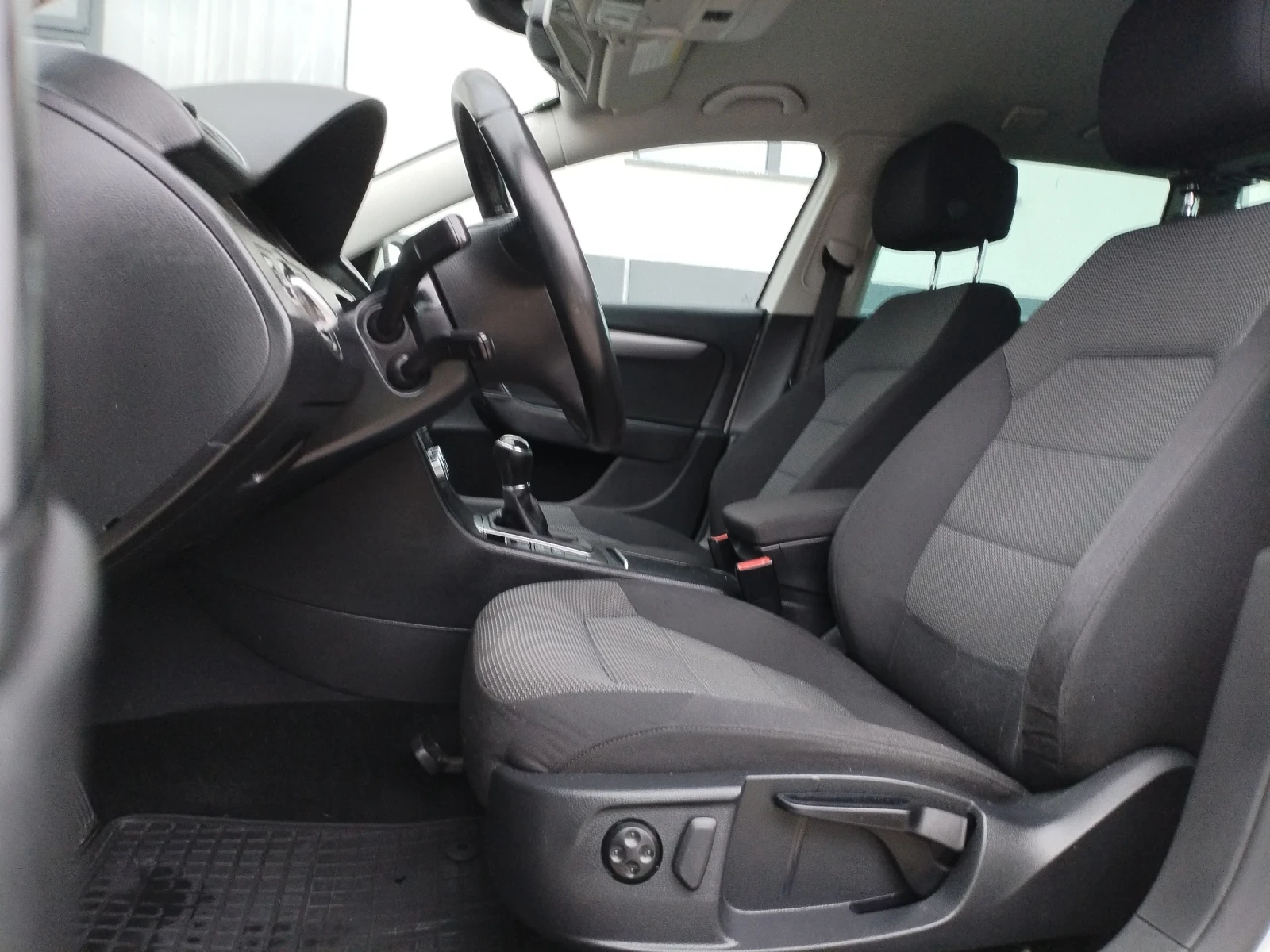 VW Passat 2.0 TDI 140hp Hi-line Xenon Подгрев Ел. Теглич , снимка 15 - Автомобили и джипове - 55879353