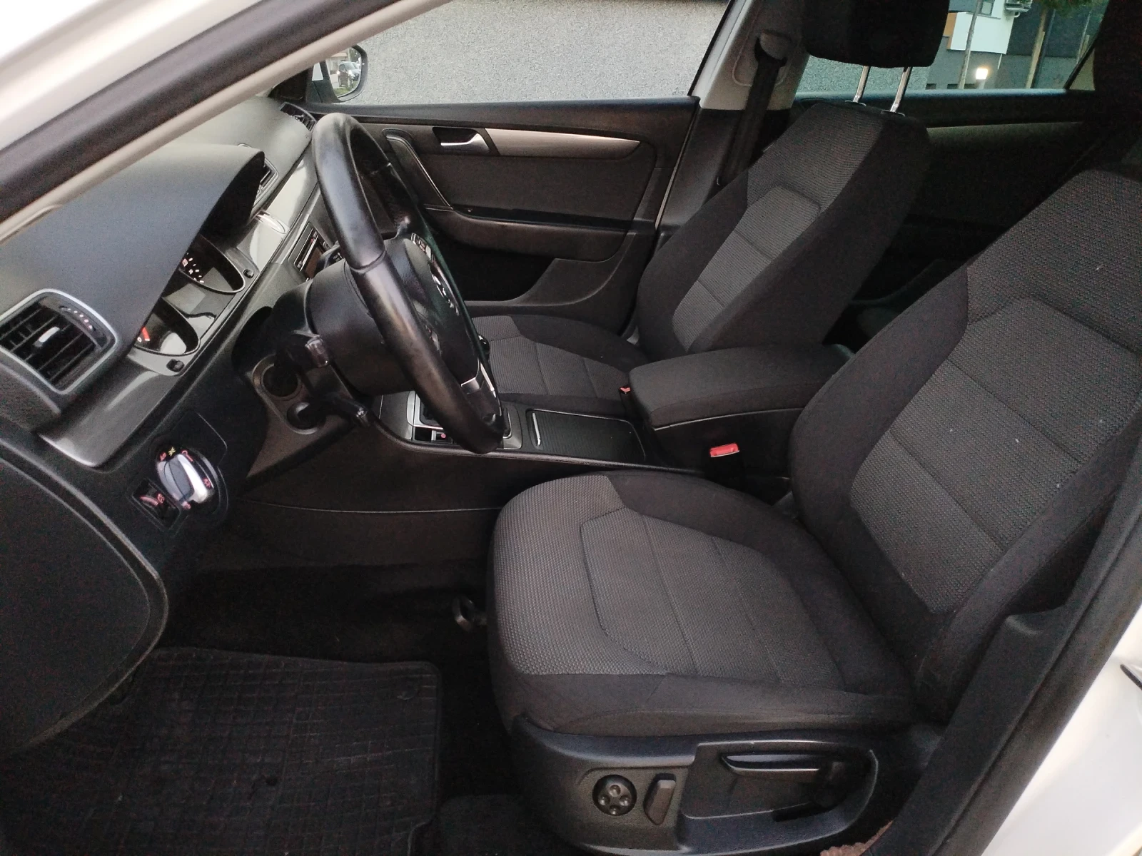 VW Passat 2.0 TDI 140hp Hi-line Xenon Подгрев Ел. Теглич , снимка 12 - Автомобили и джипове - 55879353