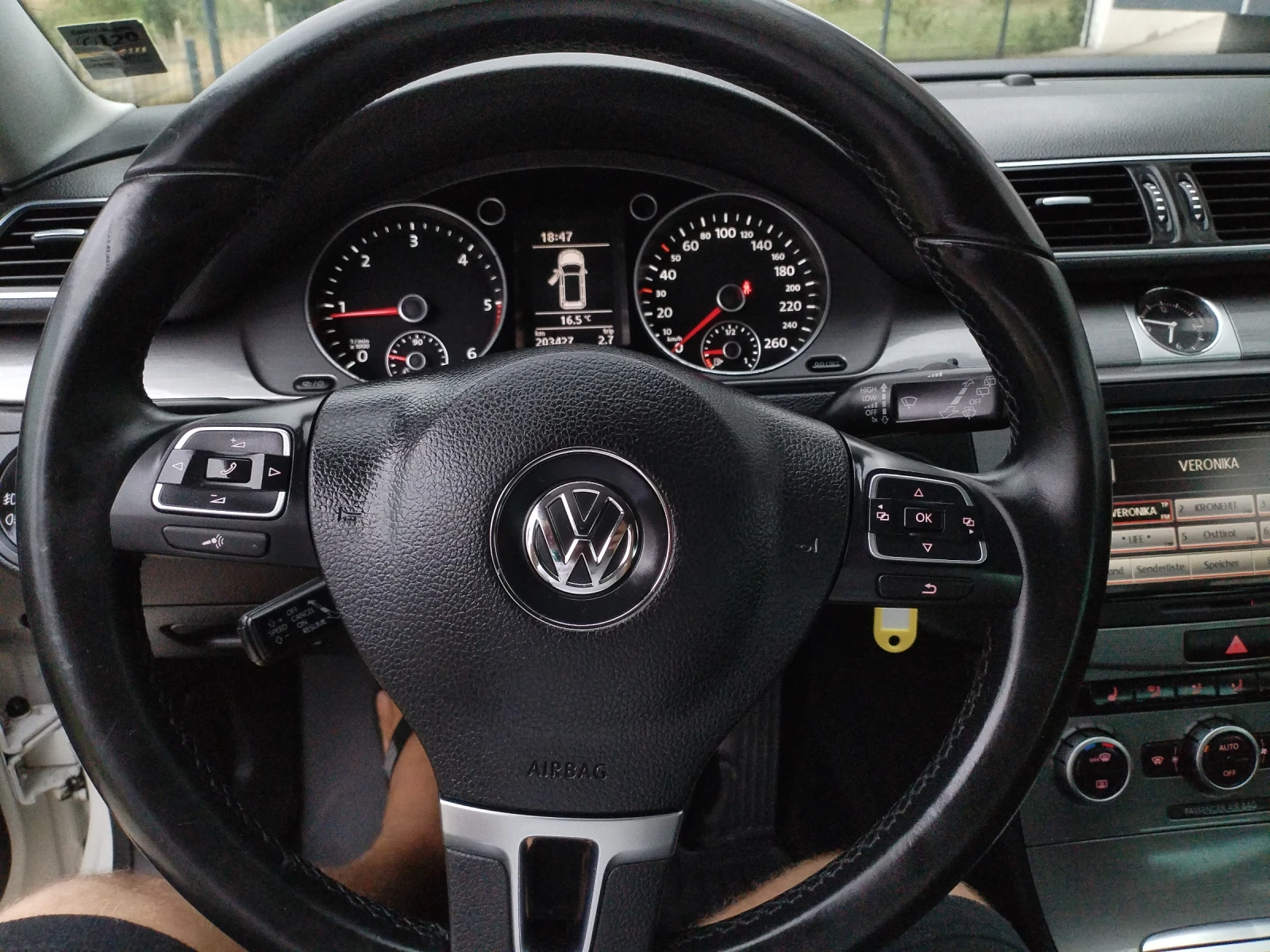 VW Passat 2.0 TDI 140hp Hi-line Xenon Подгрев Ел. Теглич , снимка 14 - Автомобили и джипове - 55879353