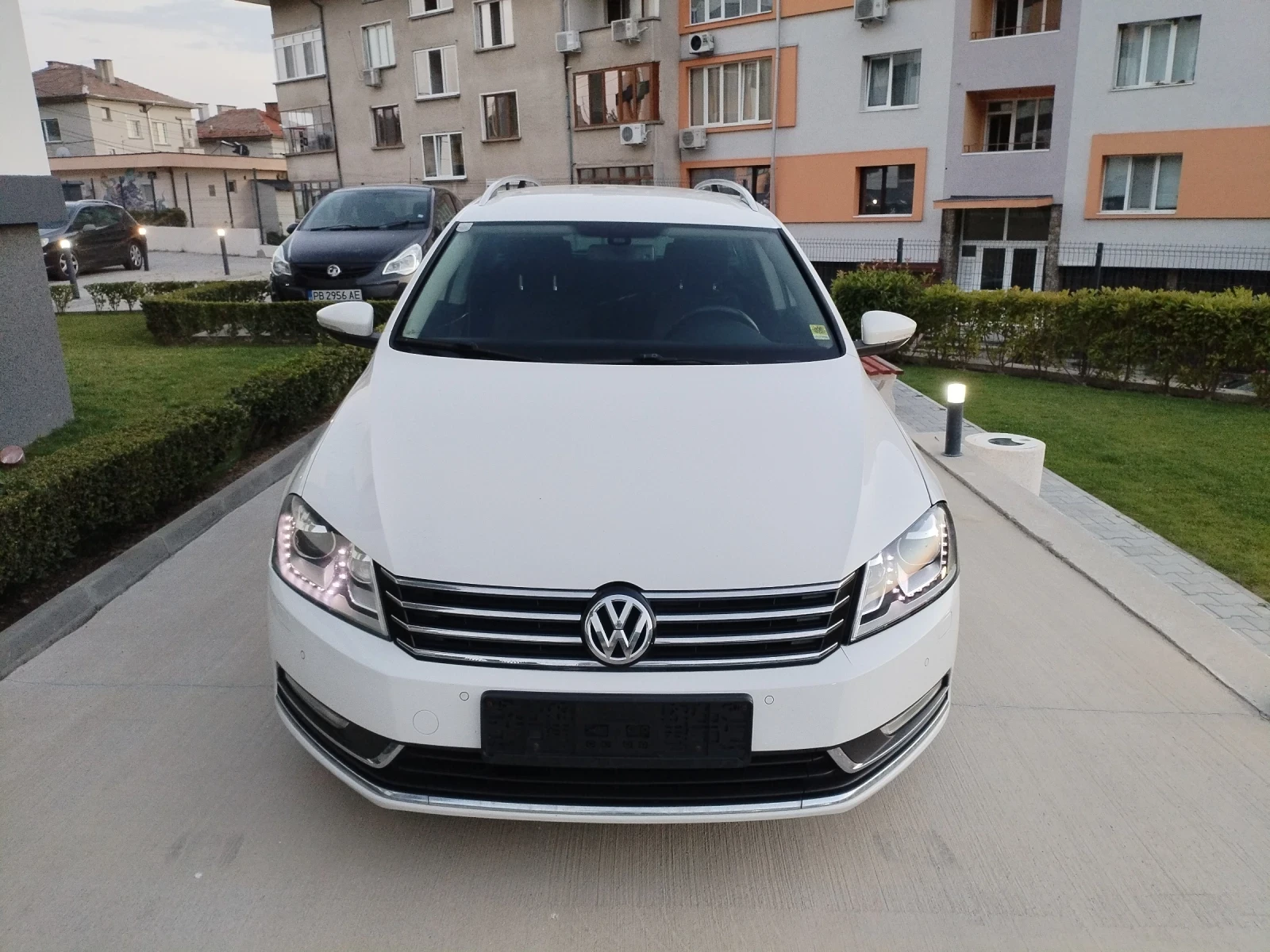VW Passat 2.0 TDI 140hp Hi-line Xenon Подгрев Ел. Теглич , снимка 2 - Автомобили и джипове - 55879353