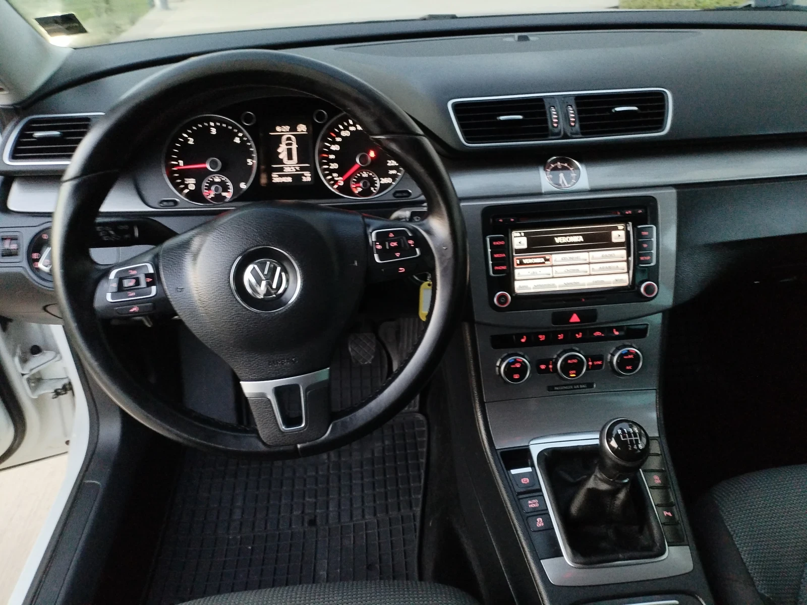 VW Passat 2.0 TDI 140hp Hi-line Xenon Подгрев Ел. Теглич , снимка 16 - Автомобили и джипове - 55879353