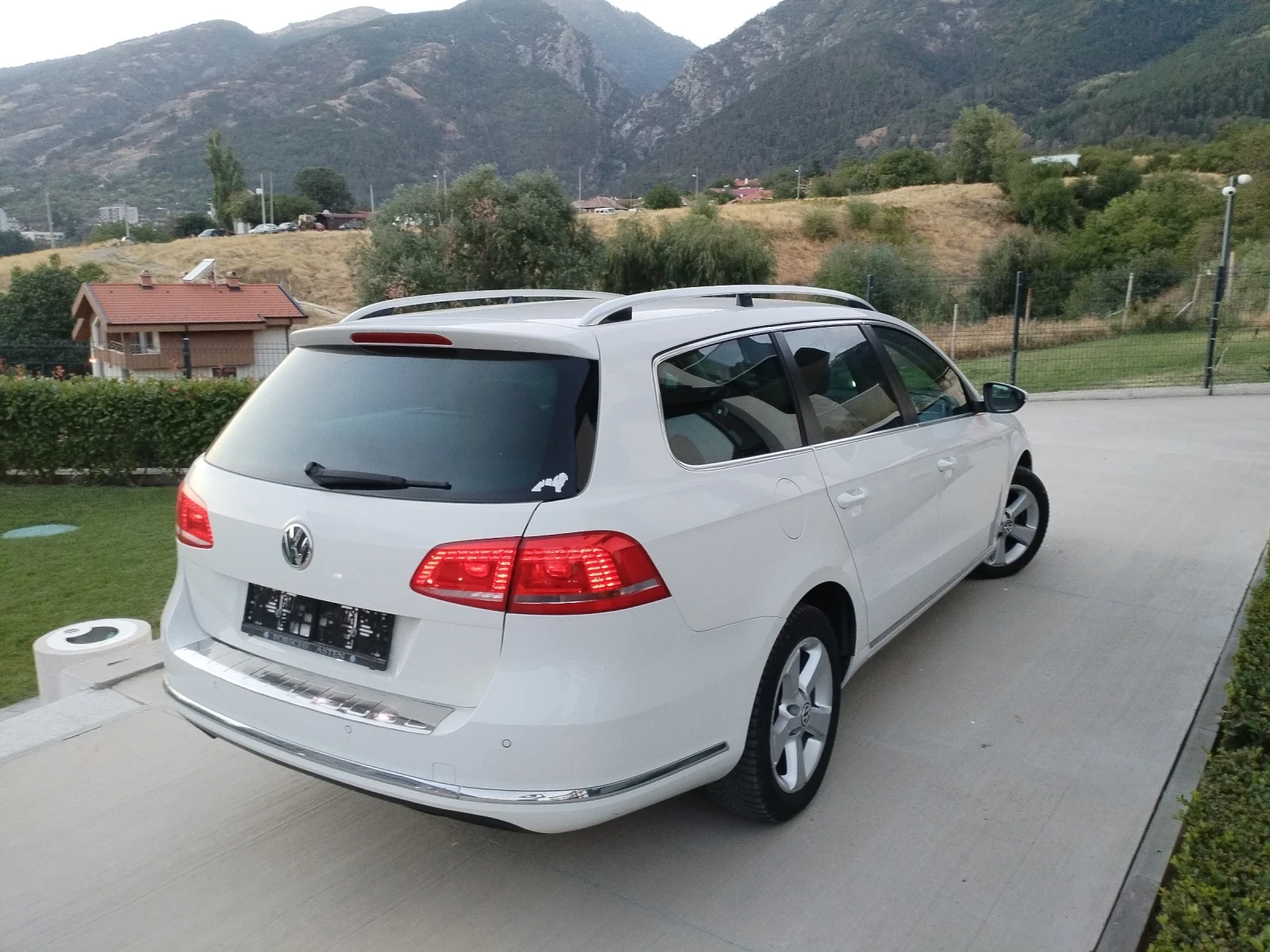 VW Passat 2.0 TDI 140hp Hi-line Xenon Подгрев Ел. Теглич , снимка 5 - Автомобили и джипове - 55879353