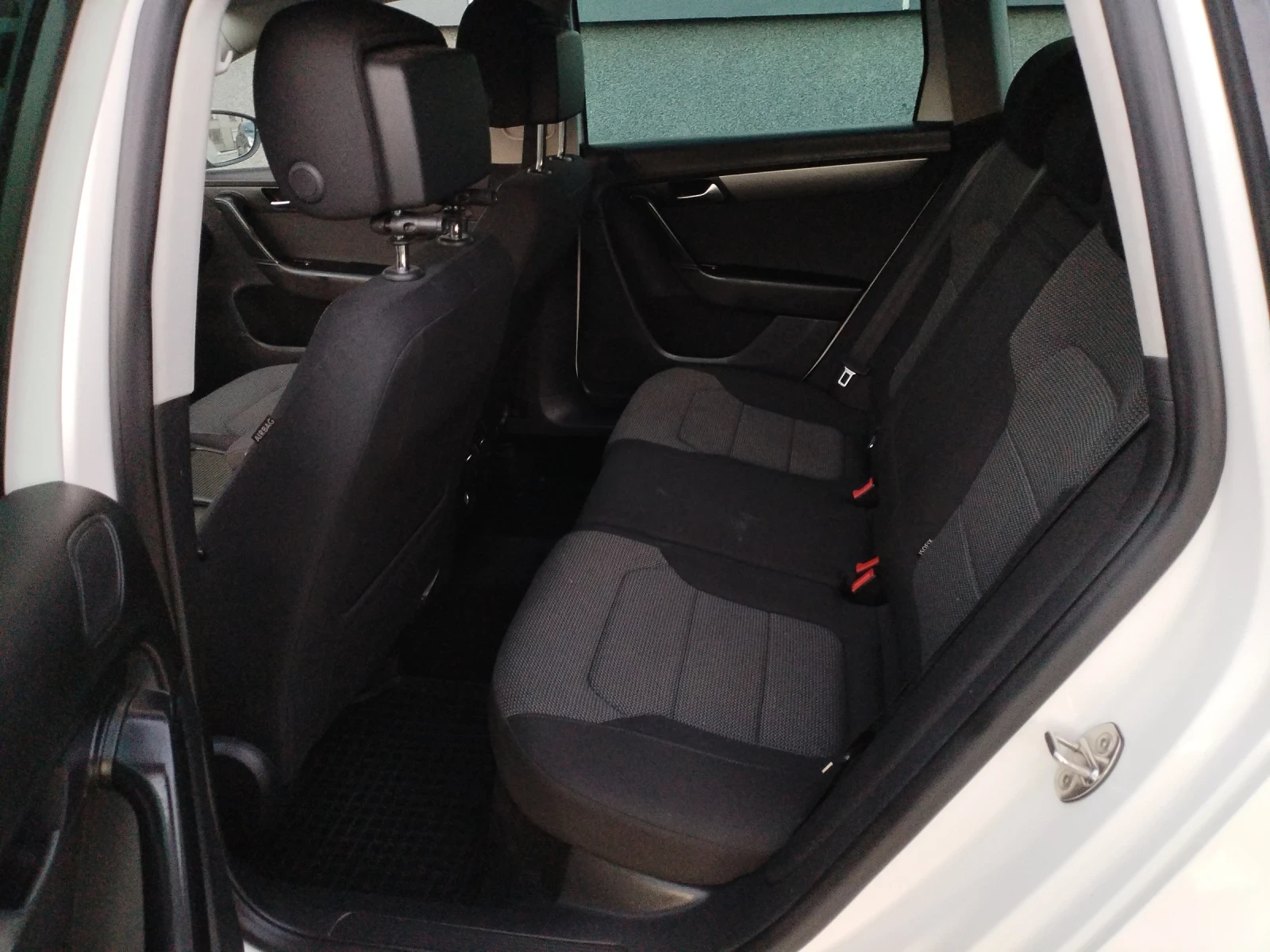 VW Passat 2.0 TDI 140hp Hi-line Xenon Подгрев Ел. Теглич , снимка 13 - Автомобили и джипове - 55879353