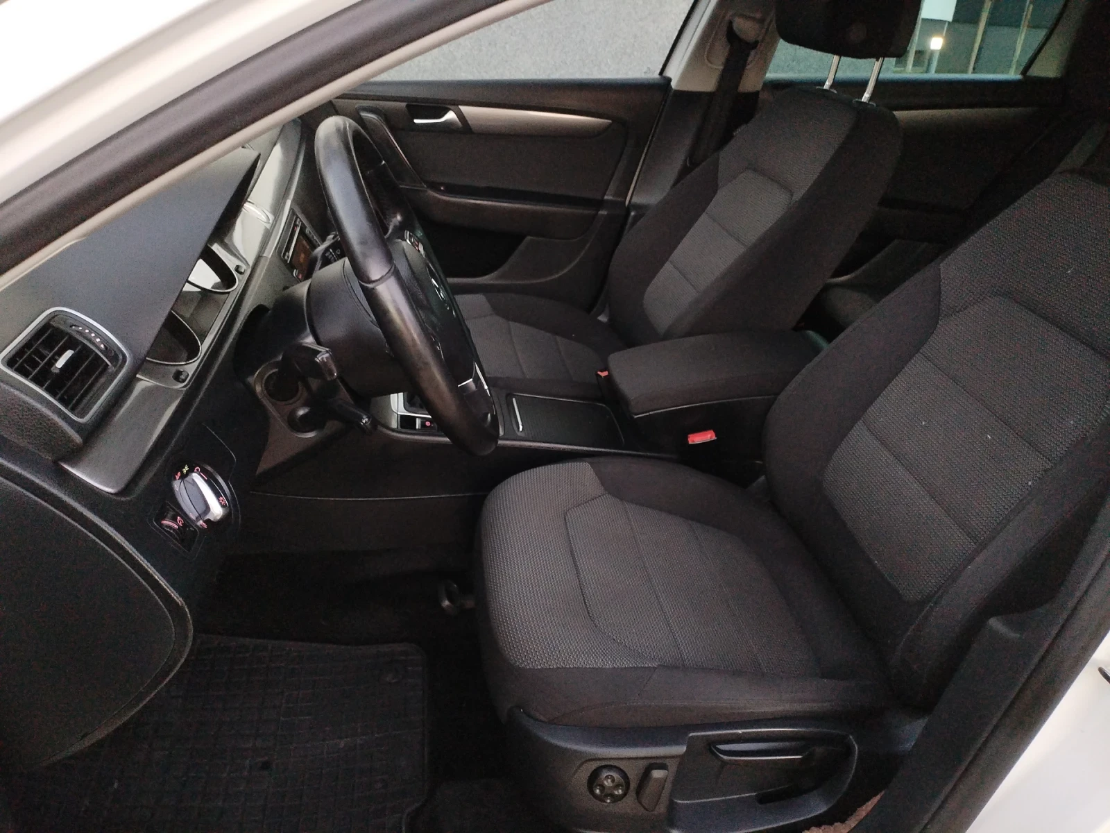 VW Passat 2.0 TDI 140hp Hi-line Xenon Подгрев Ел. Теглич , снимка 11 - Автомобили и джипове - 55879353
