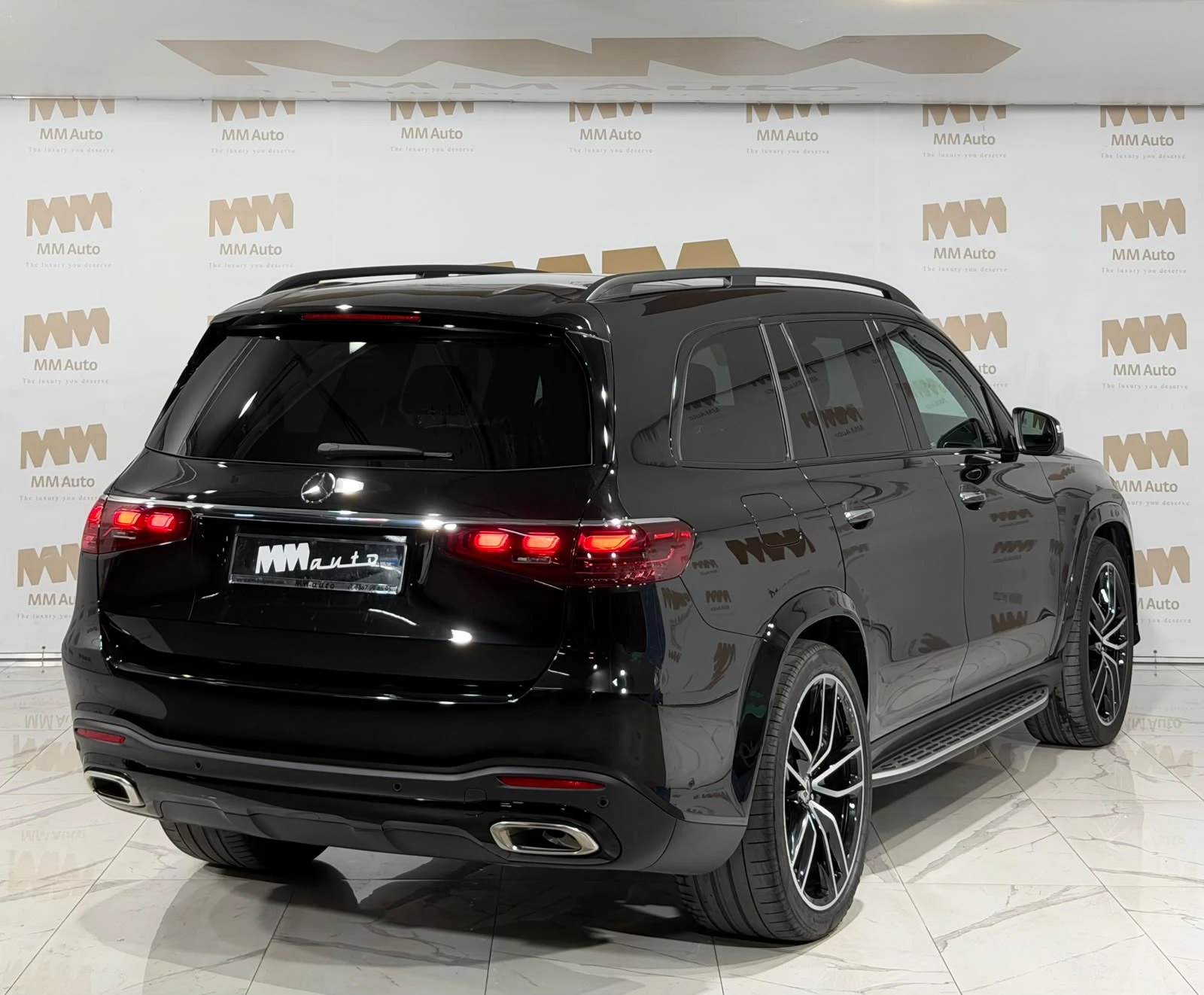 Mercedes-Benz GLS580 AMG* 4Matic* Pano* HuD* Carbon* Massage, снимка 3 - Автомобили и джипове - 55405322