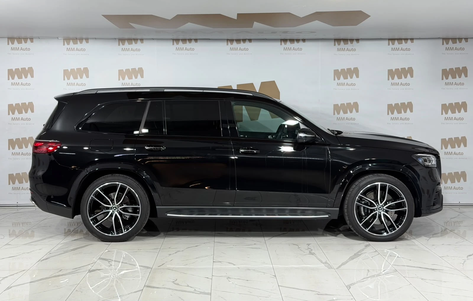 Mercedes-Benz GLS580 AMG* 4Matic* Pano* HuD* Carbon* Massage, снимка 2 - Автомобили и джипове - 55405322