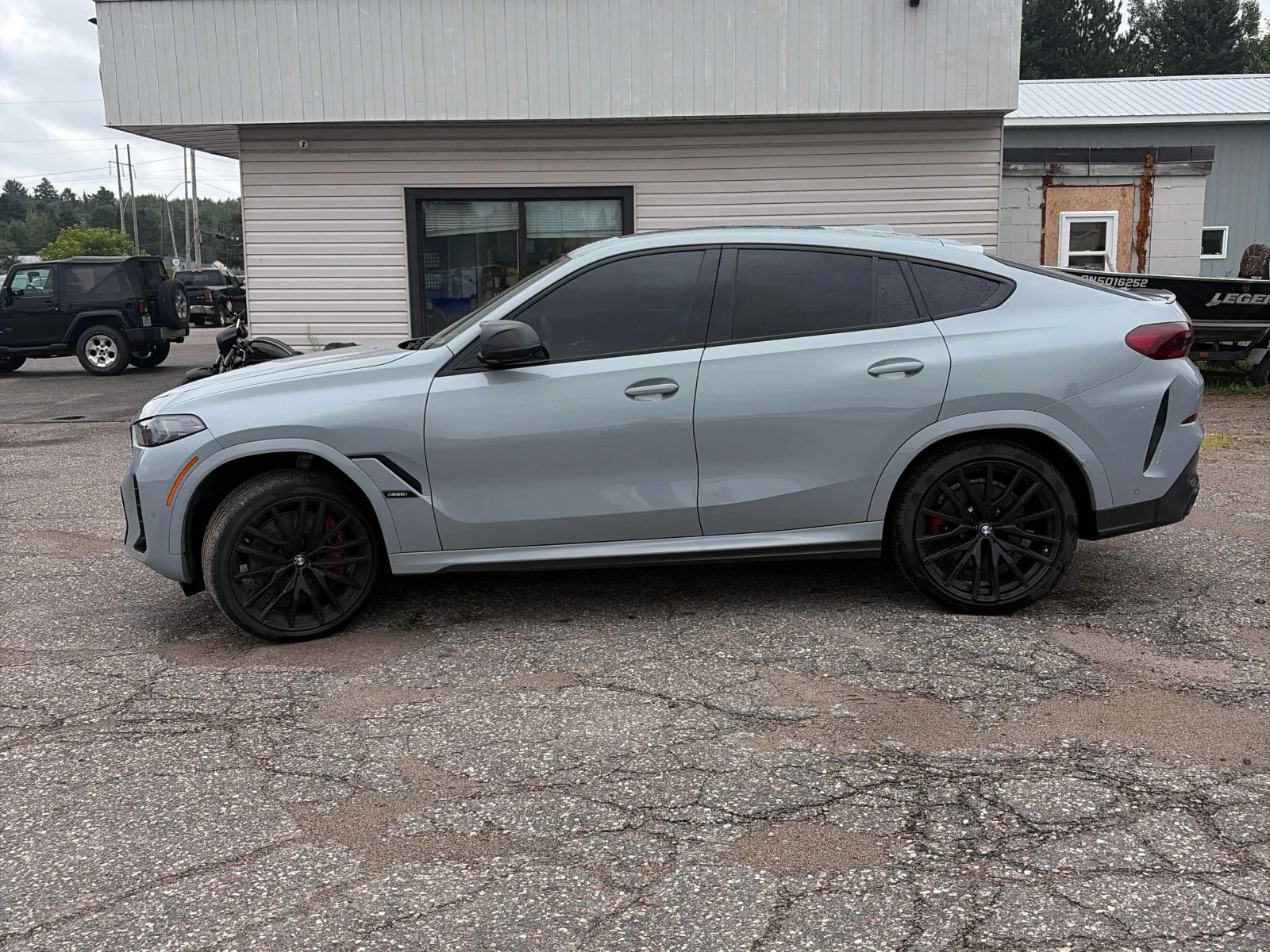BMW X6 М60I * ДИСТРОНИК* 360 КАМЕРА* ОБДУХВАНЕ* ПАНРОАМА*, снимка 3 - Автомобили и джипове - 56108289