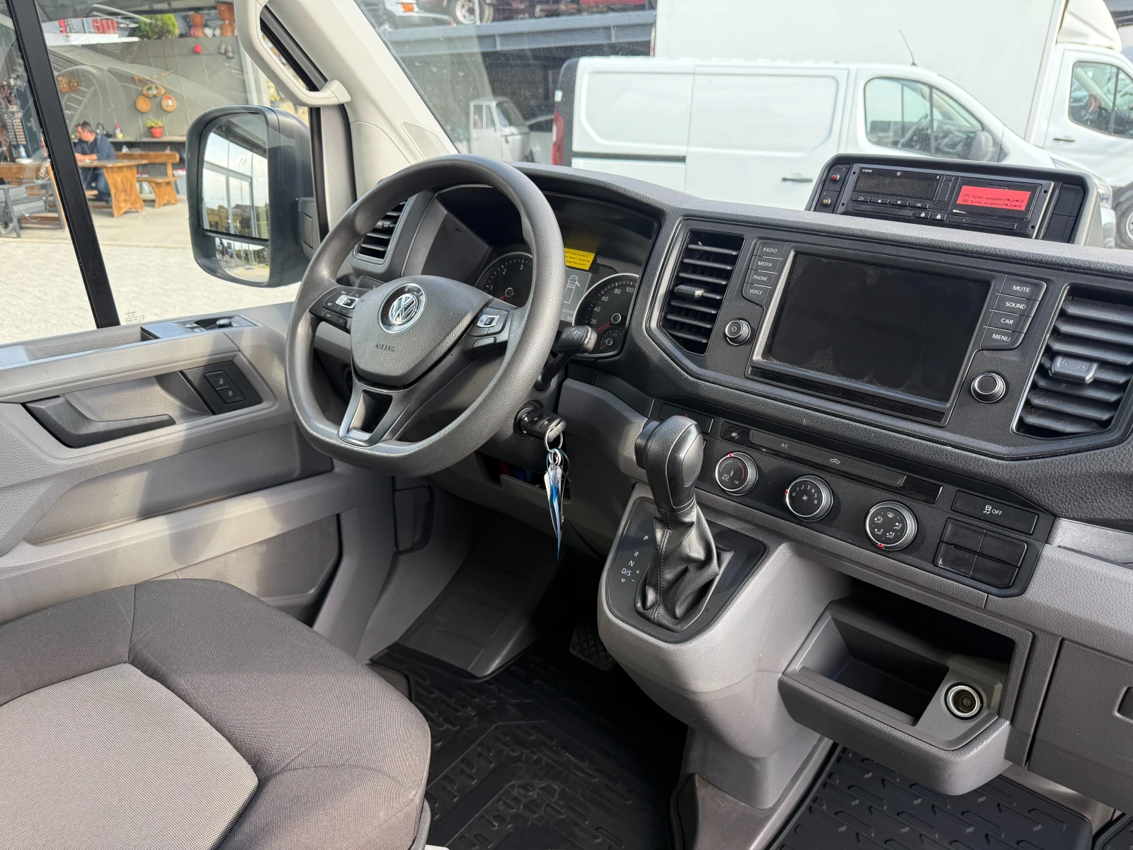 VW Crafter 2.0TDI до 3.5т. 3.30м. Клима Euro 6 , снимка 11 - Бусове и автобуси - 56166206