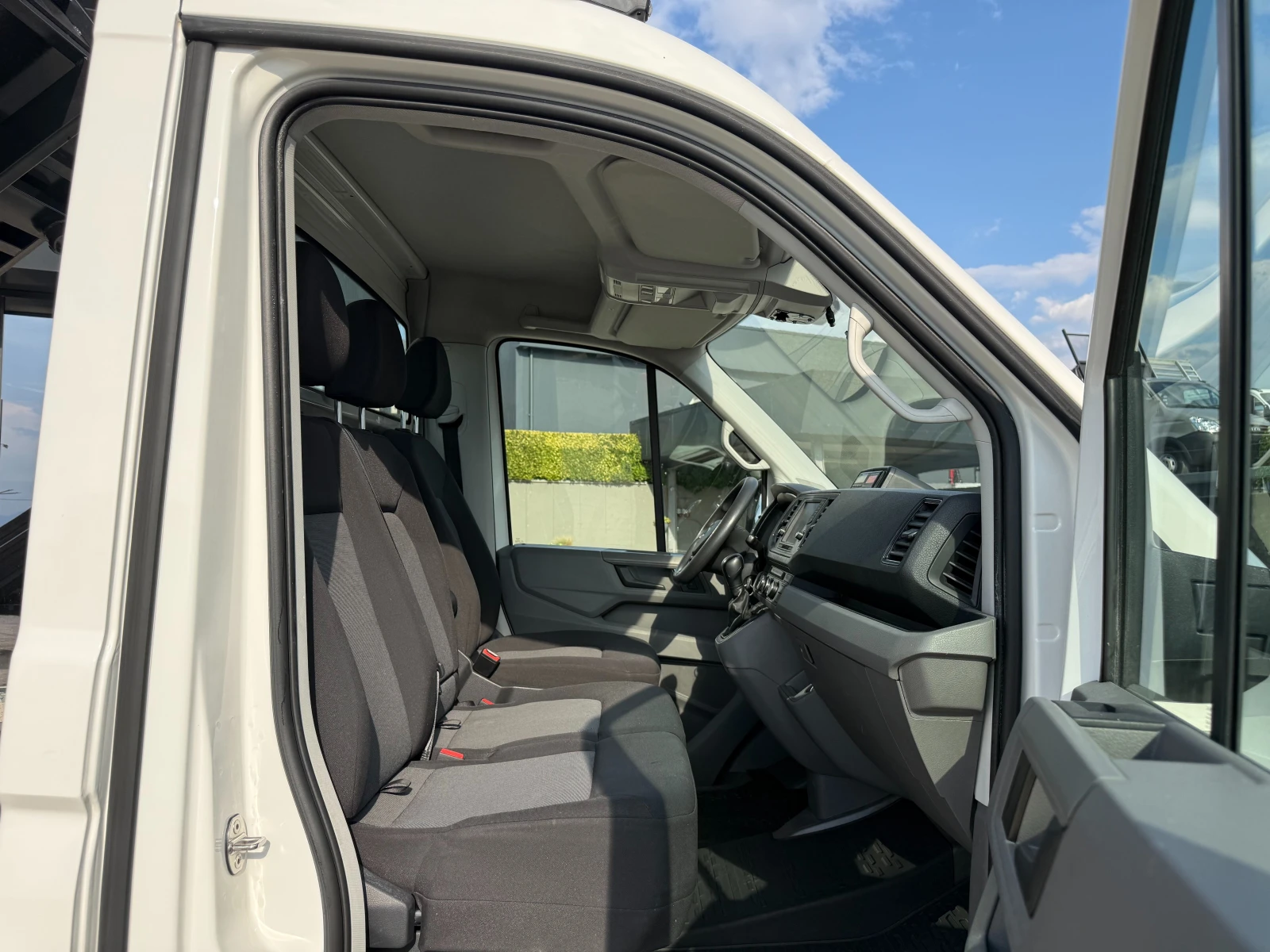 VW Crafter 2.0TDI до 3.5т. 3.30м. Клима Euro 6 , снимка 10 - Бусове и автобуси - 56166206