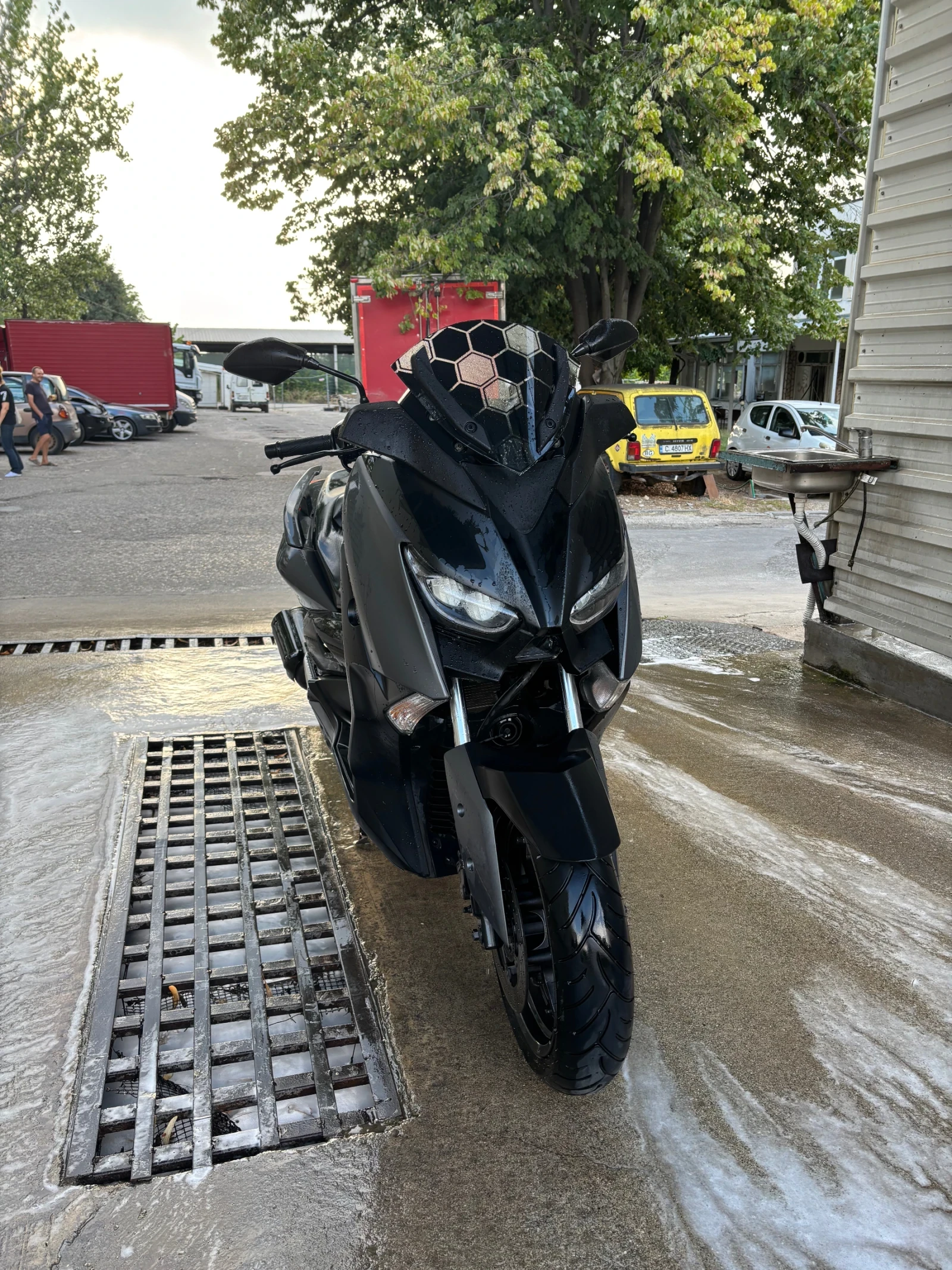 Yamaha Black X-Max
