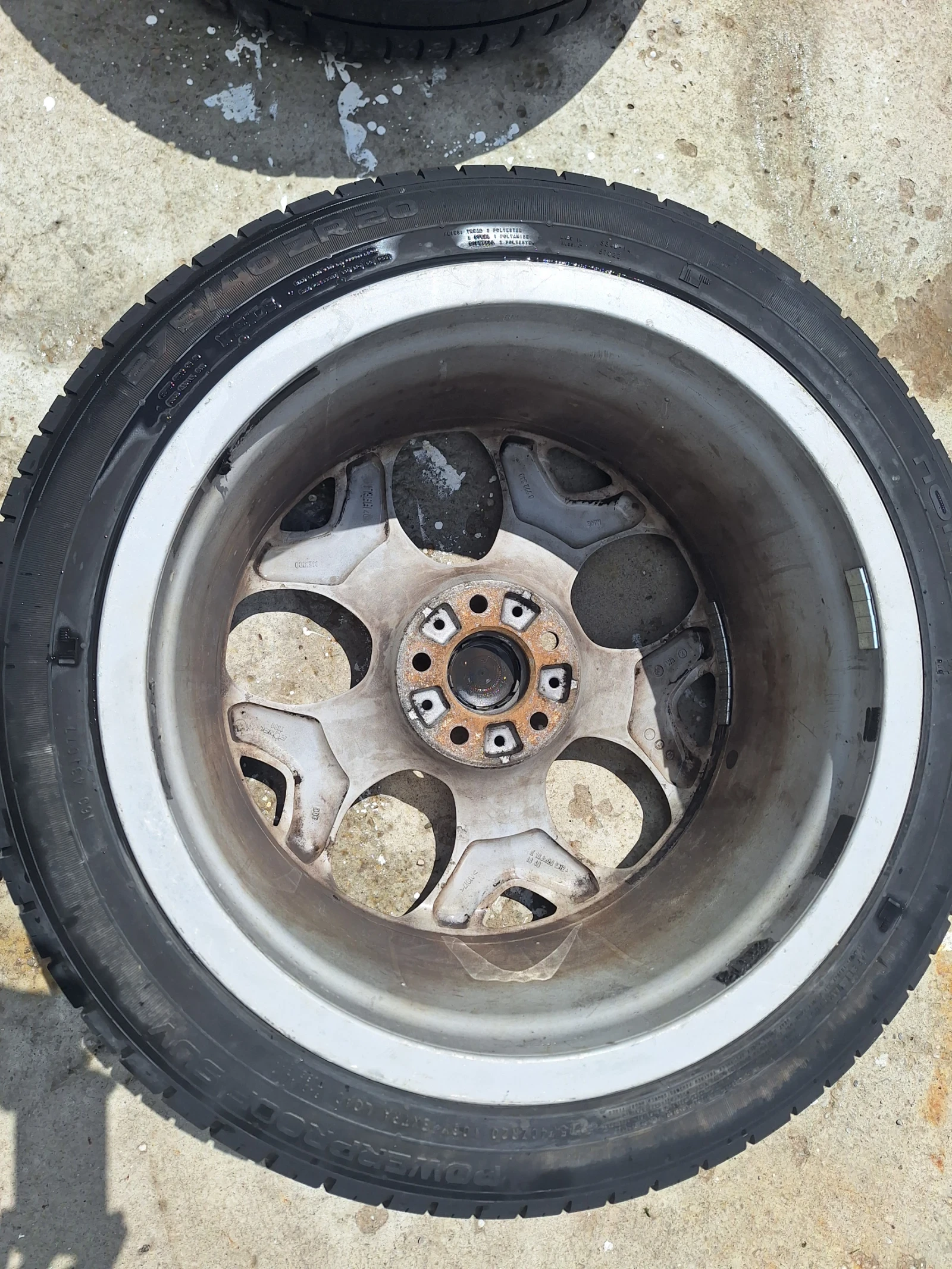 Гуми с джанти Nokian 275/40R20, снимка 2 - Гуми и джанти - 54580813