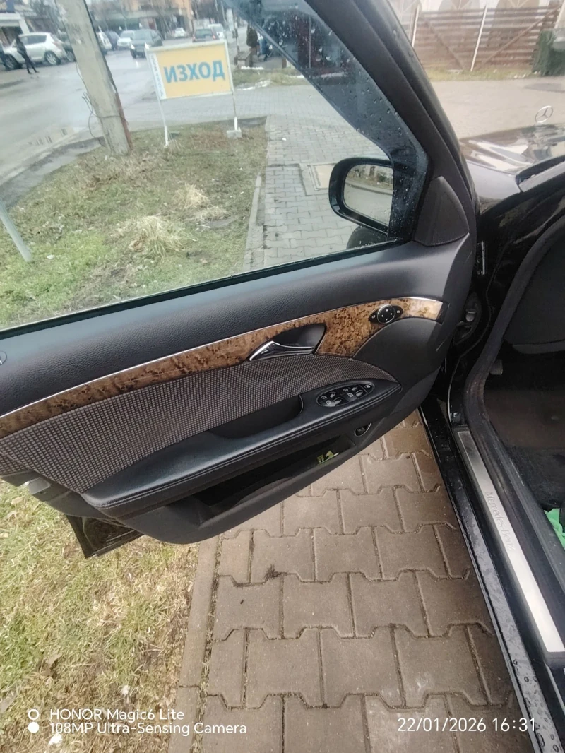 Mercedes-Benz E 220 Avantgarde , снимка 15 - Автомобили и джипове - 53191675