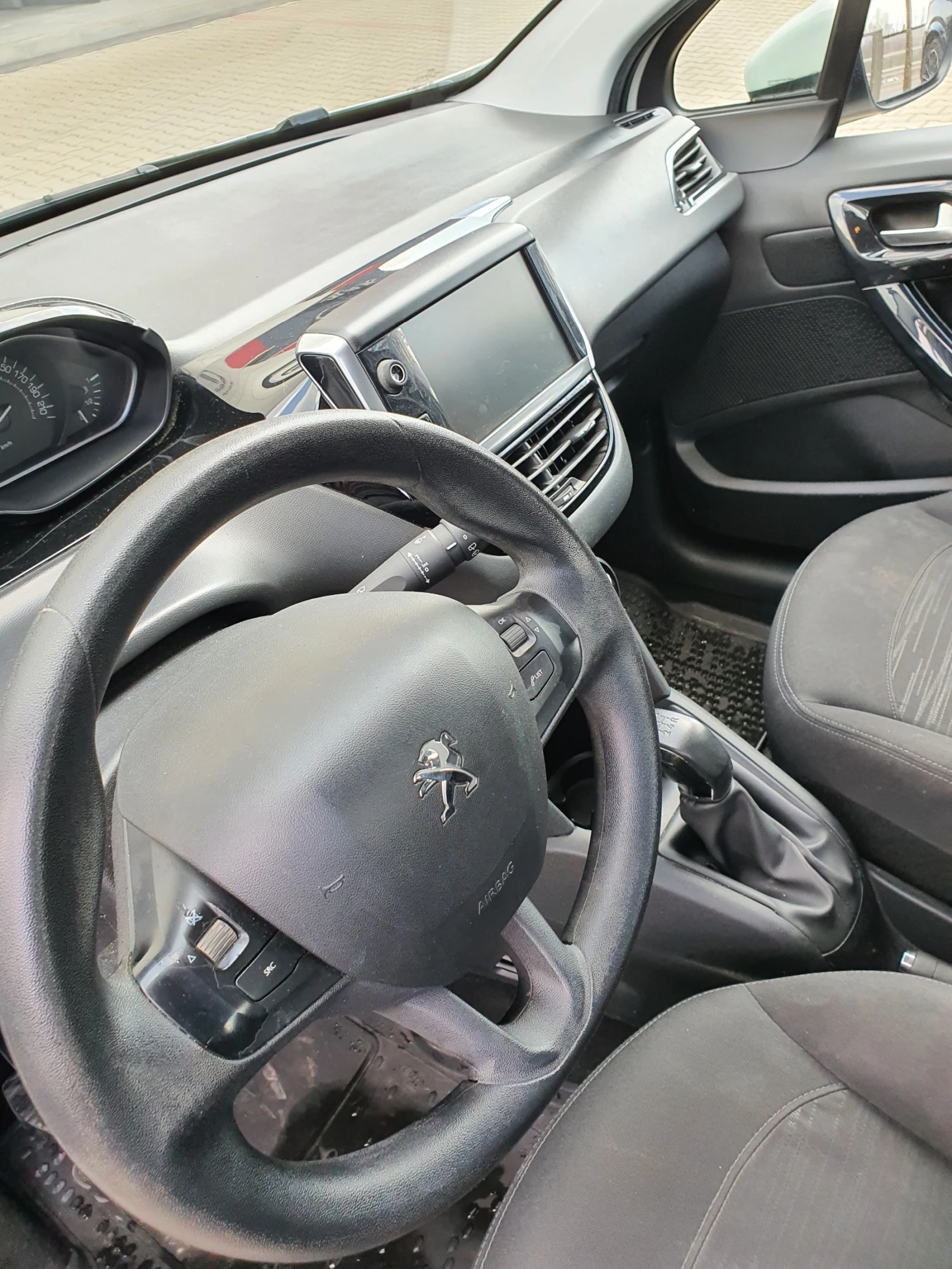 Peugeot 208 1.6 HDI 6B, снимка 9 - Автомобили и джипове - 56096629