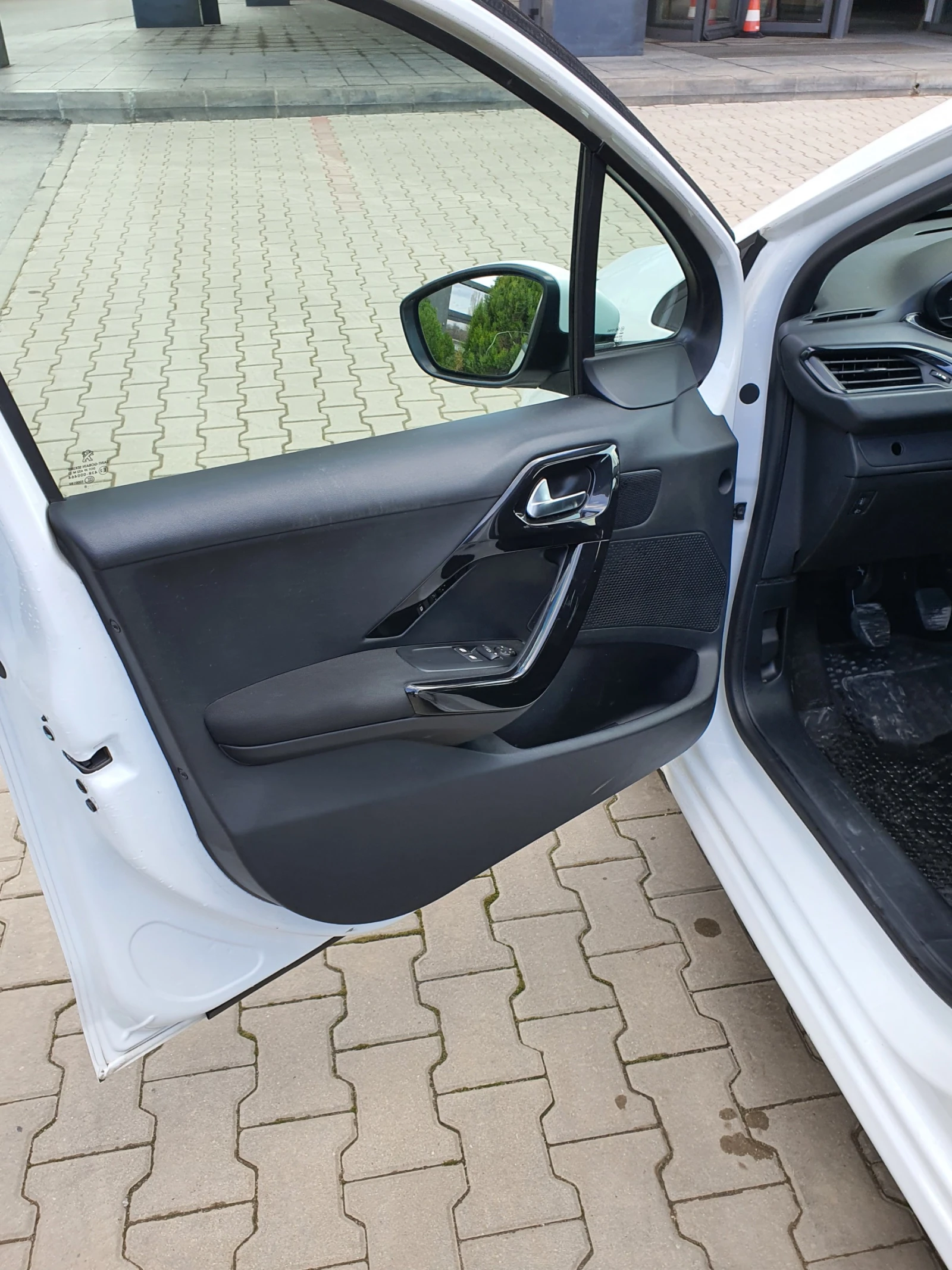Peugeot 208 1.6 HDI 6B, снимка 10 - Автомобили и джипове - 56096629