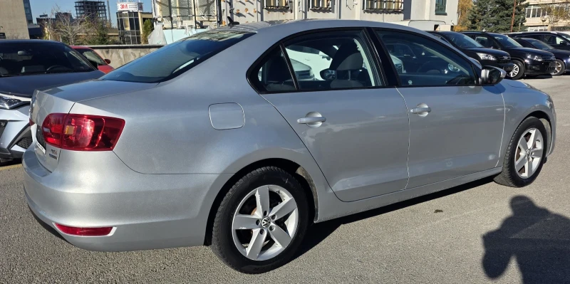 VW Jetta 1.6 tdi, като нова, сервизна книжка , снимка 5 - Автомобили и джипове - 52414082