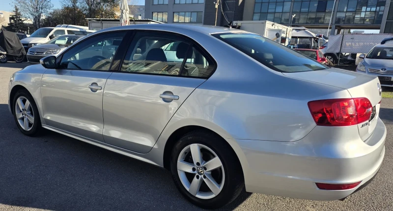 VW Jetta 1.6 tdi, като нова, сервизна книжка , снимка 7 - Автомобили и джипове - 52414082
