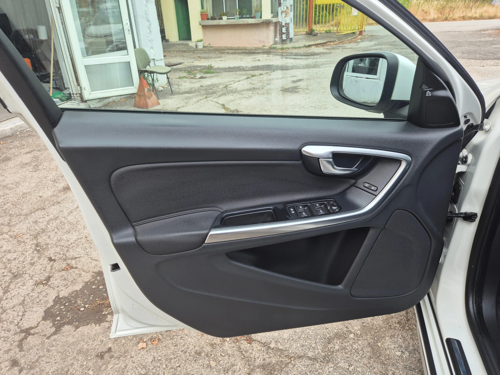 Volvo V60 2.0D D3 ITALY TOP - изображение 10
