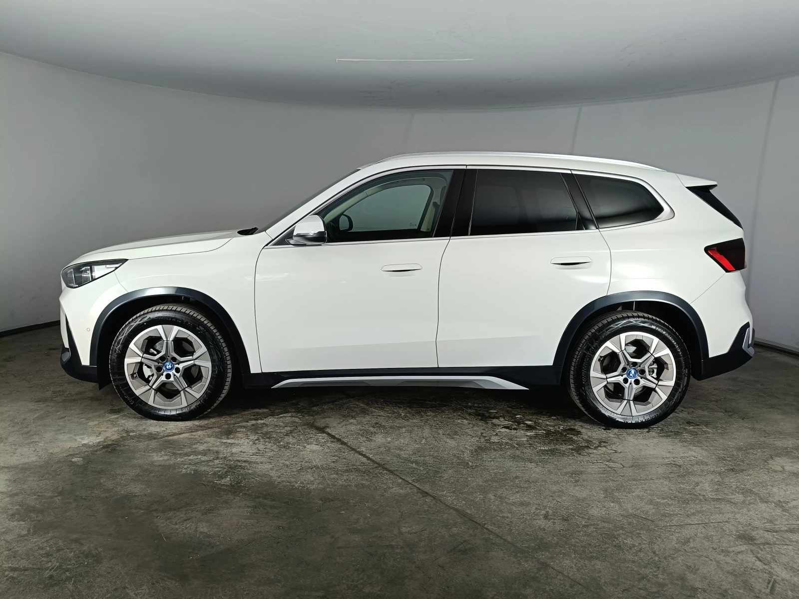 BMW iX1 20, снимка 4 - Автомобили и джипове - 54356249