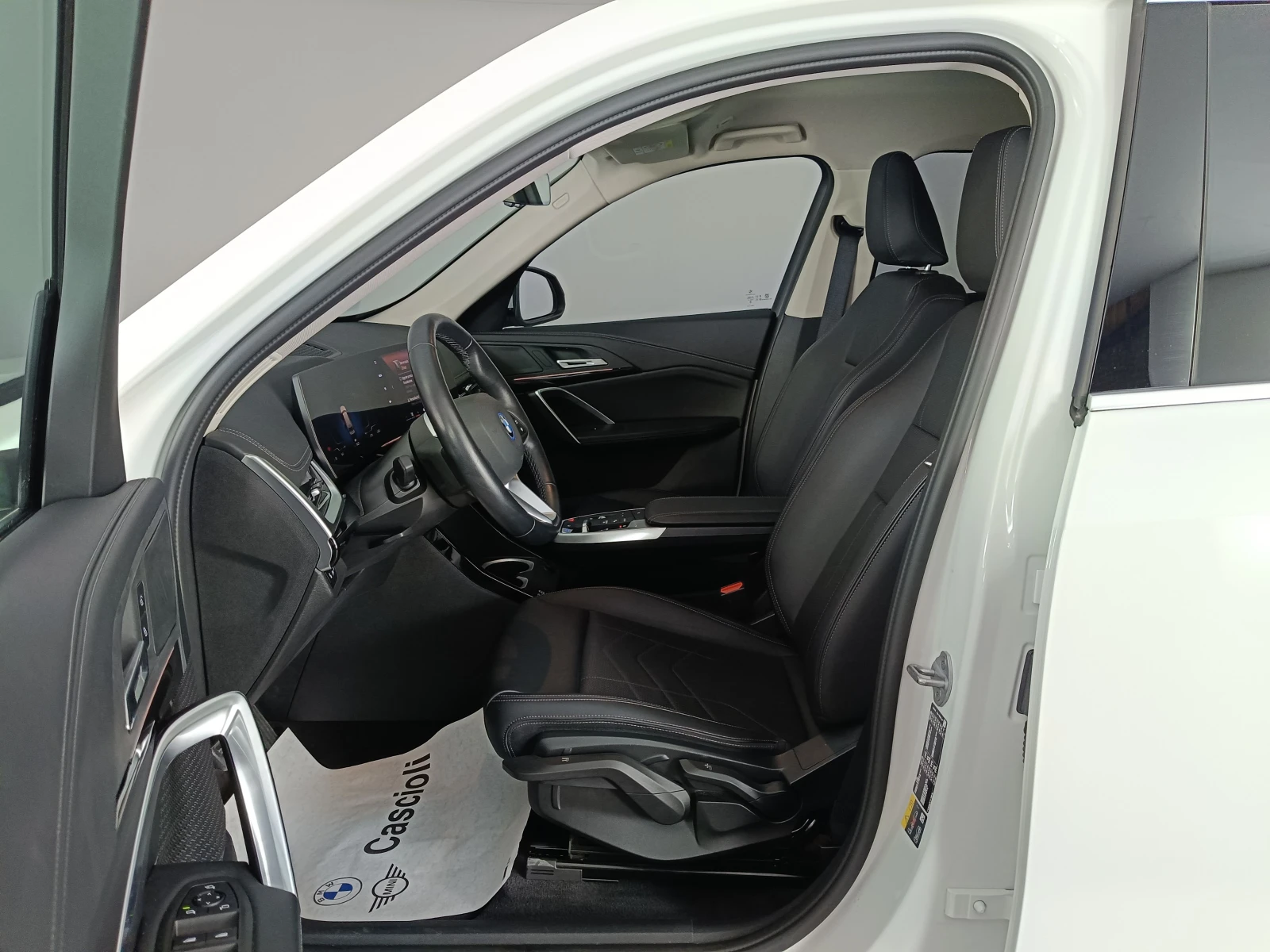 BMW iX1 20, снимка 14 - Автомобили и джипове - 54356249