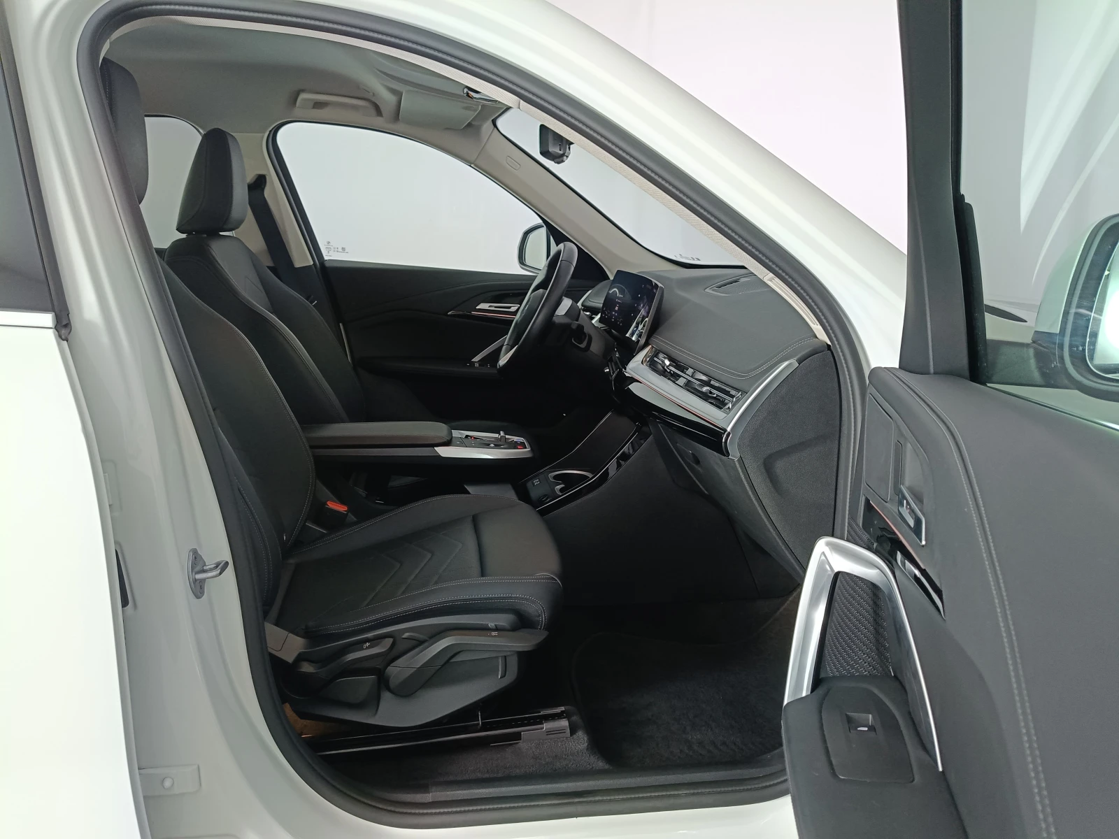 BMW iX1 20, снимка 15 - Автомобили и джипове - 54356249