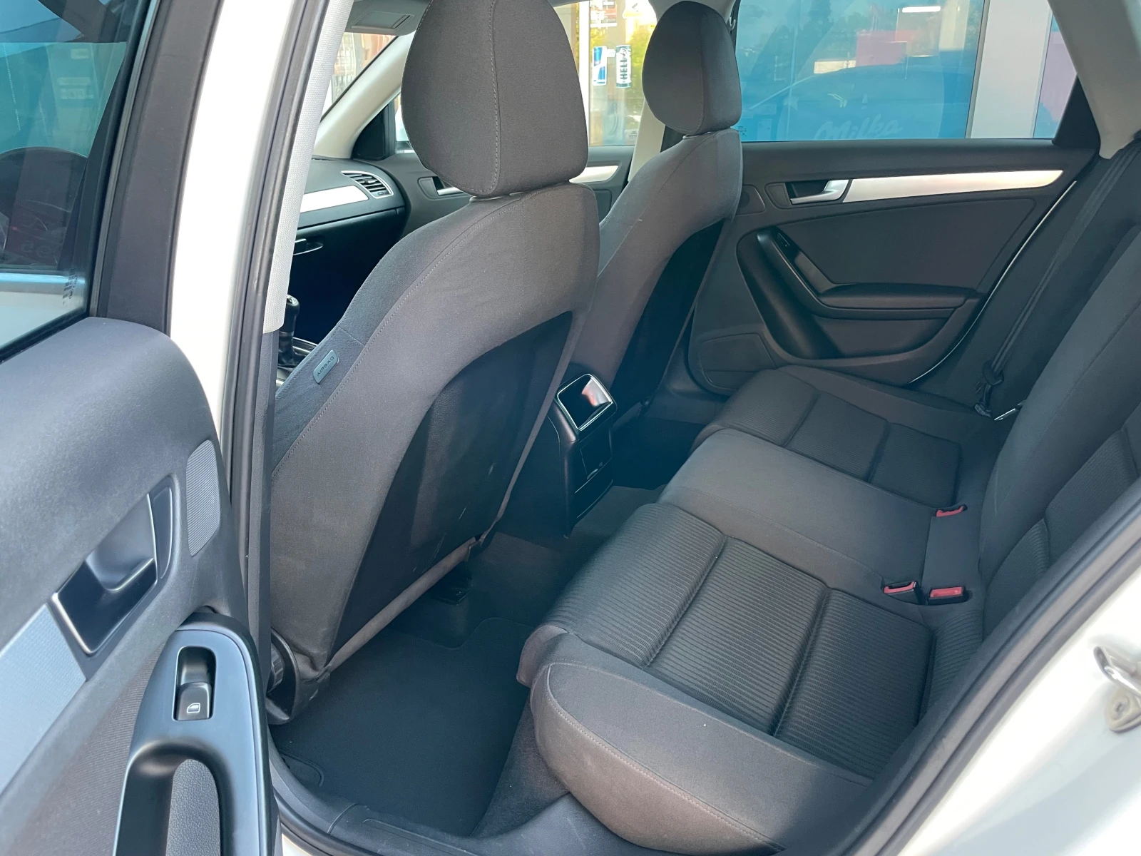 Audi A4 2.0TDI* 143* LED* РЕГИСТРИРАНА* ОБСЛУЖЕНА, снимка 15 - Автомобили и джипове - 55038634