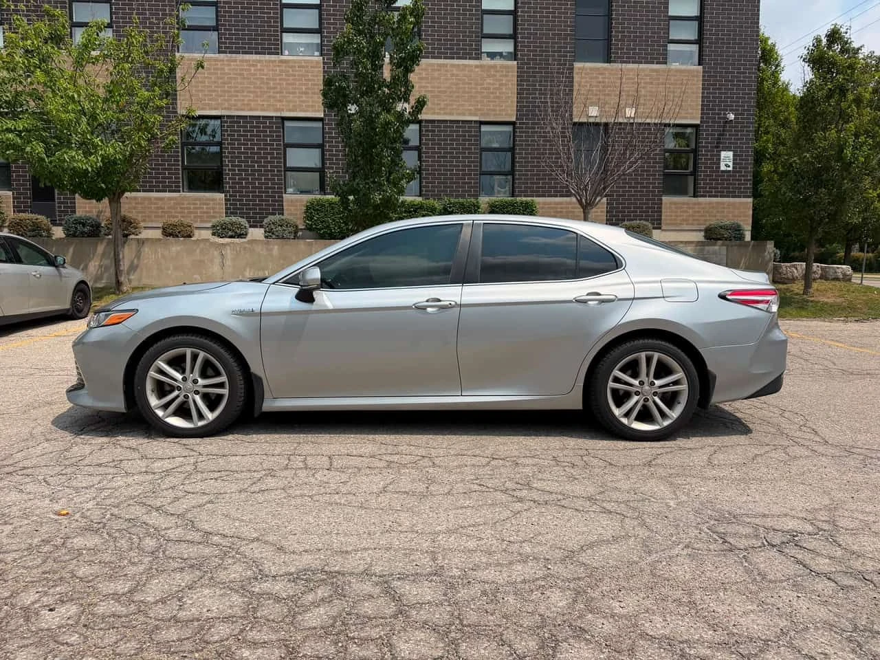 Toyota Camry * Hybrid LE * АВТОКРЕДИТ БЕЗ ПЪРВОНАЧАЛНА ВНОСКА* , снимка 2 - Автомобили и джипове - 55586230