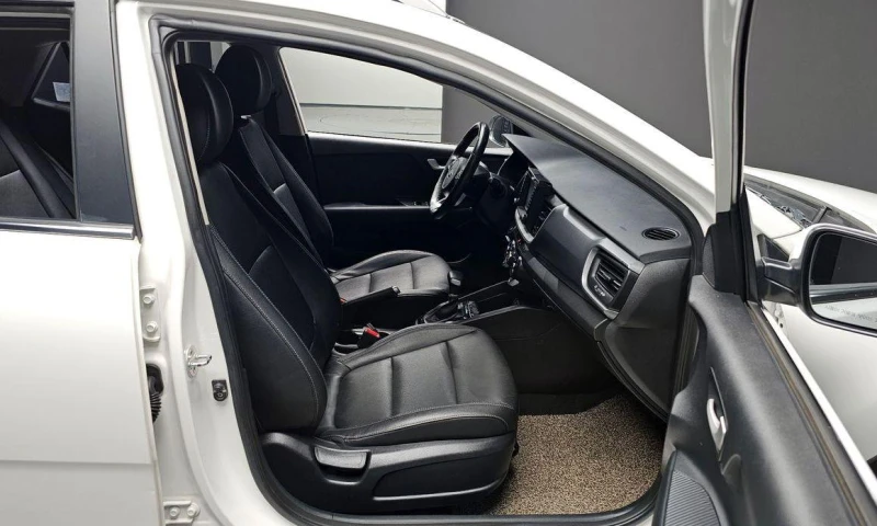 Kia Stonic Diesel 1.6 Trendy * НАЙ-ДОБРА ЦЕНА В БЪЛГАРИЯ* , снимка 10 - Автомобили и джипове - 52112499