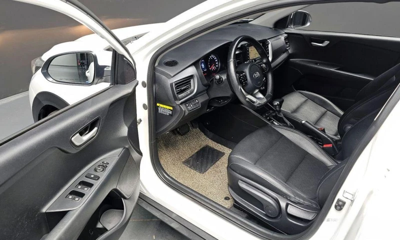 Kia Stonic Diesel 1.6 Trendy * НАЙ-ДОБРА ЦЕНА В БЪЛГАРИЯ* , снимка 12 - Автомобили и джипове - 52112499