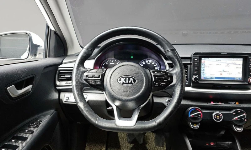 Kia Stonic Diesel 1.6 Trendy * НАЙ-ДОБРА ЦЕНА В БЪЛГАРИЯ* , снимка 13 - Автомобили и джипове - 52112499