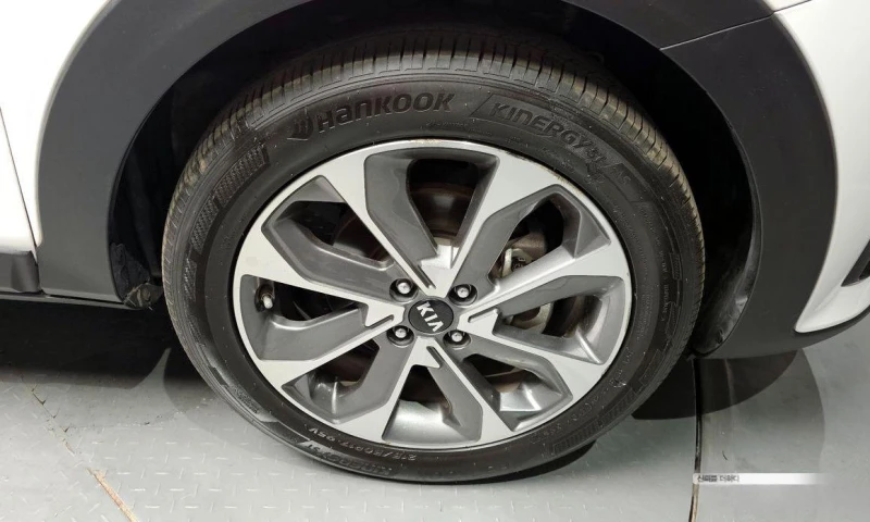 Kia Stonic Diesel 1.6 Trendy * НАЙ-ДОБРА ЦЕНА В БЪЛГАРИЯ* , снимка 5 - Автомобили и джипове - 52112499