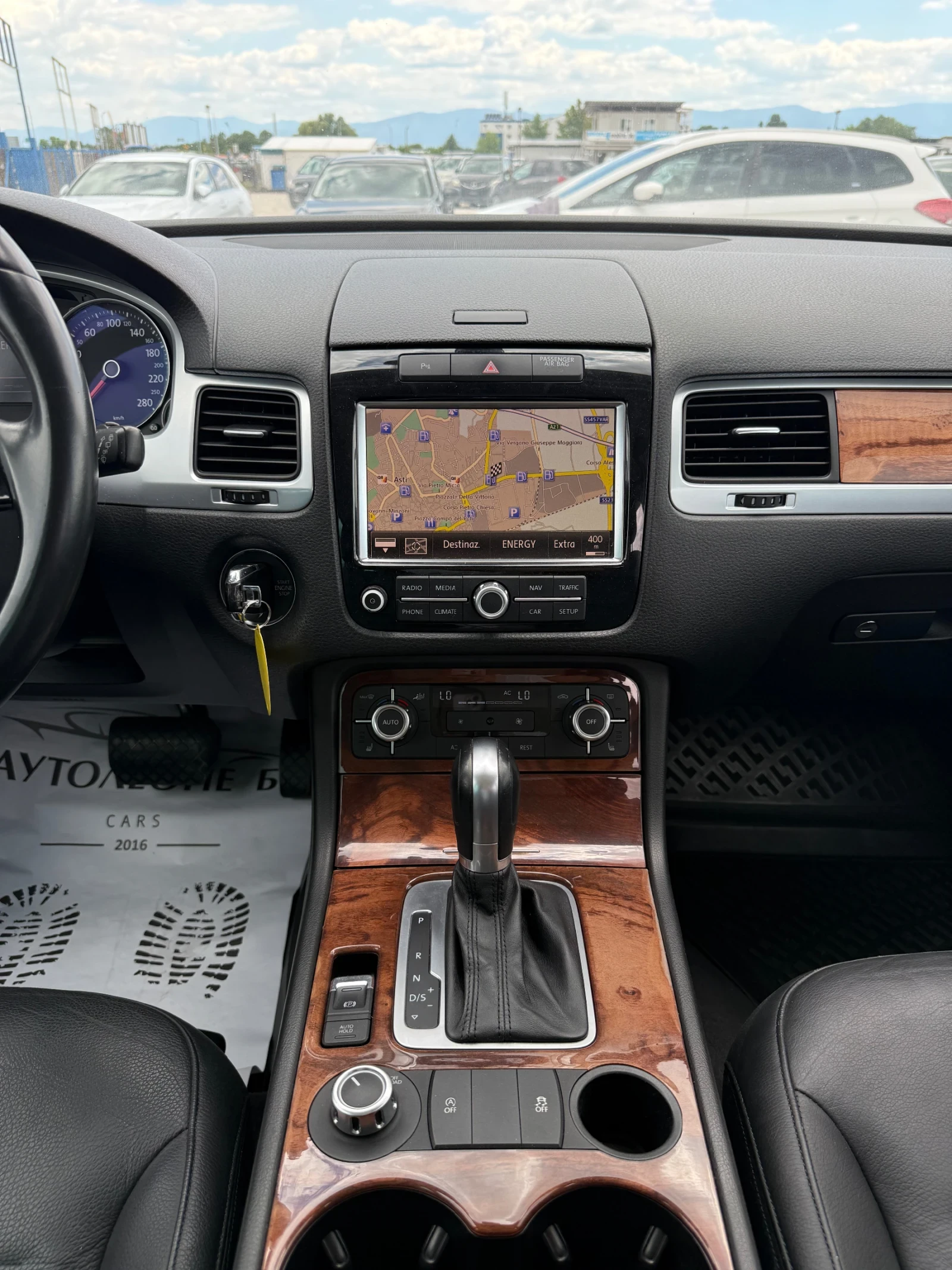 VW Touareg 3.0 TDi, снимка 11 - Автомобили и джипове - 55282938