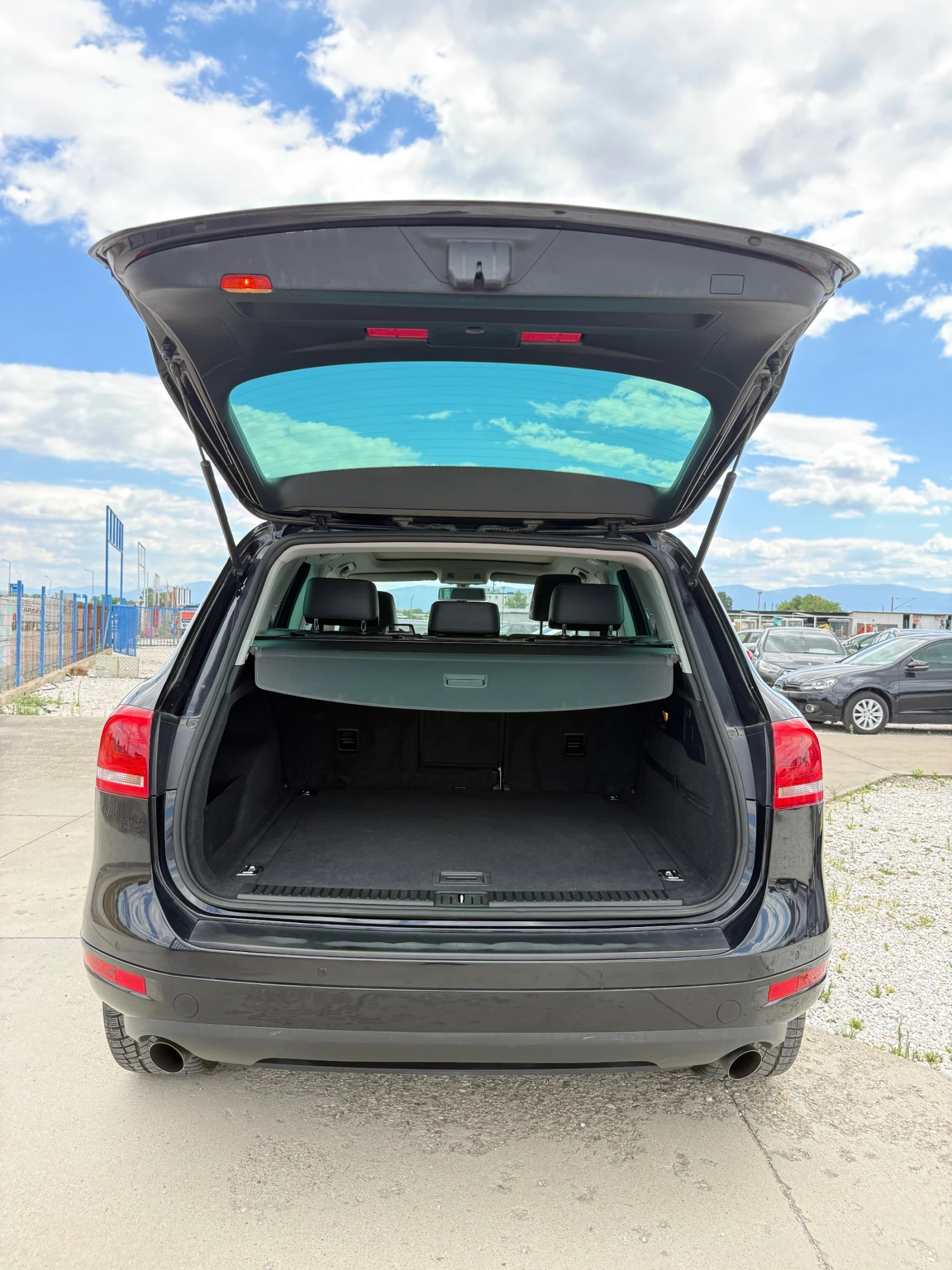 VW Touareg 3.0 TDi, снимка 14 - Автомобили и джипове - 55282938