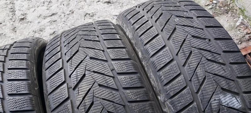 Гуми Зимни 235/65R17, снимка 3 - Гуми и джанти - 35130315