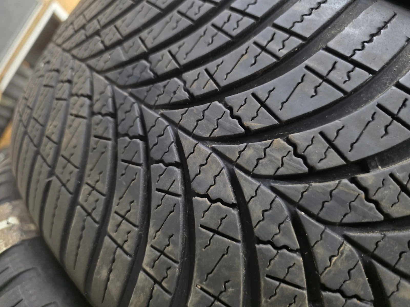 Гуми Всесезонни 225/60R18, снимка 5 - Гуми и джанти - 56664395