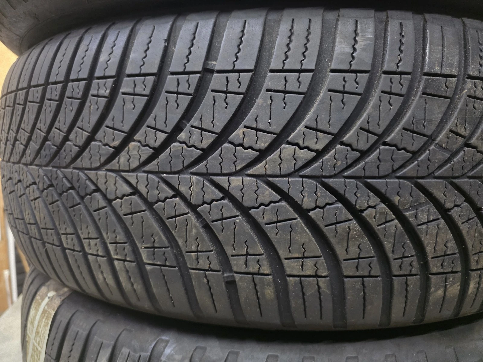 Гуми Всесезонни 225/60R18, снимка 3 - Гуми и джанти - 56664395