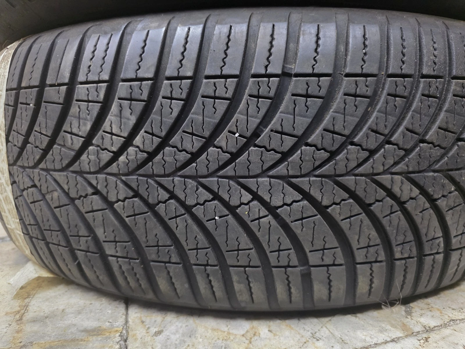 Гуми Всесезонни 225/60R18, снимка 4 - Гуми и джанти - 56664395