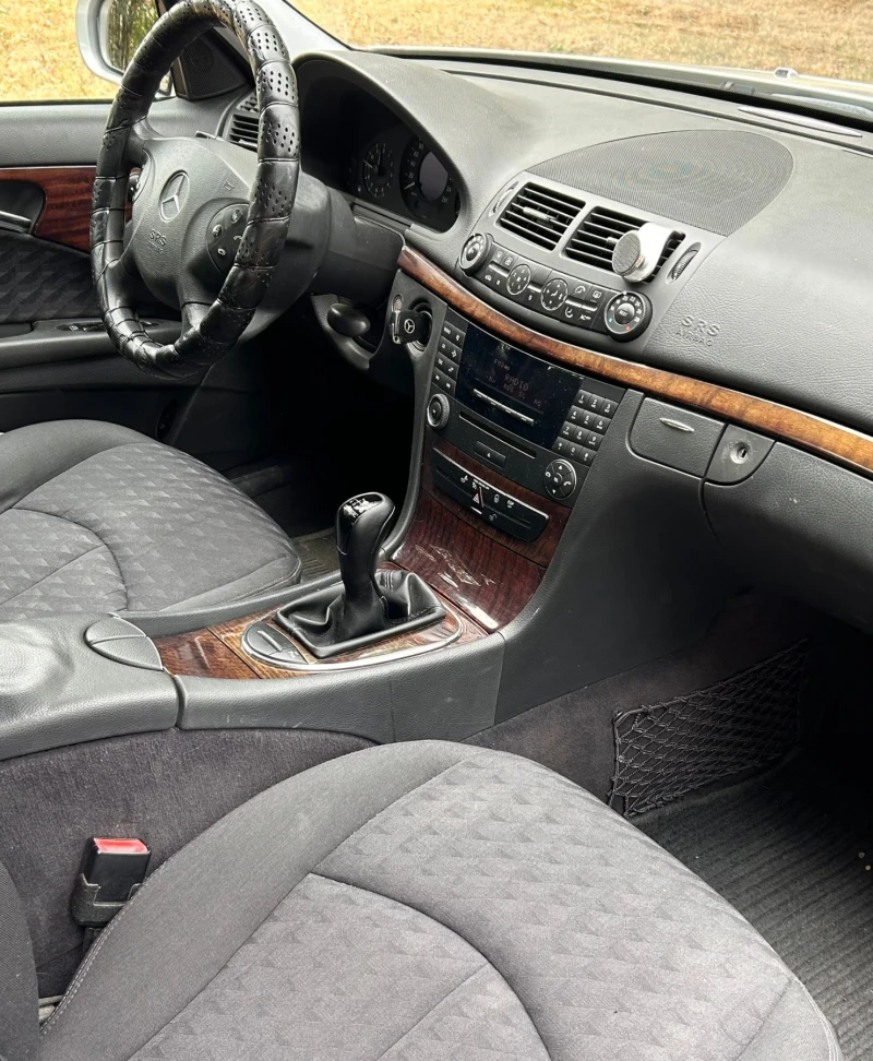 Mercedes-Benz E 220, снимка 12 - Автомобили и джипове - 51670266