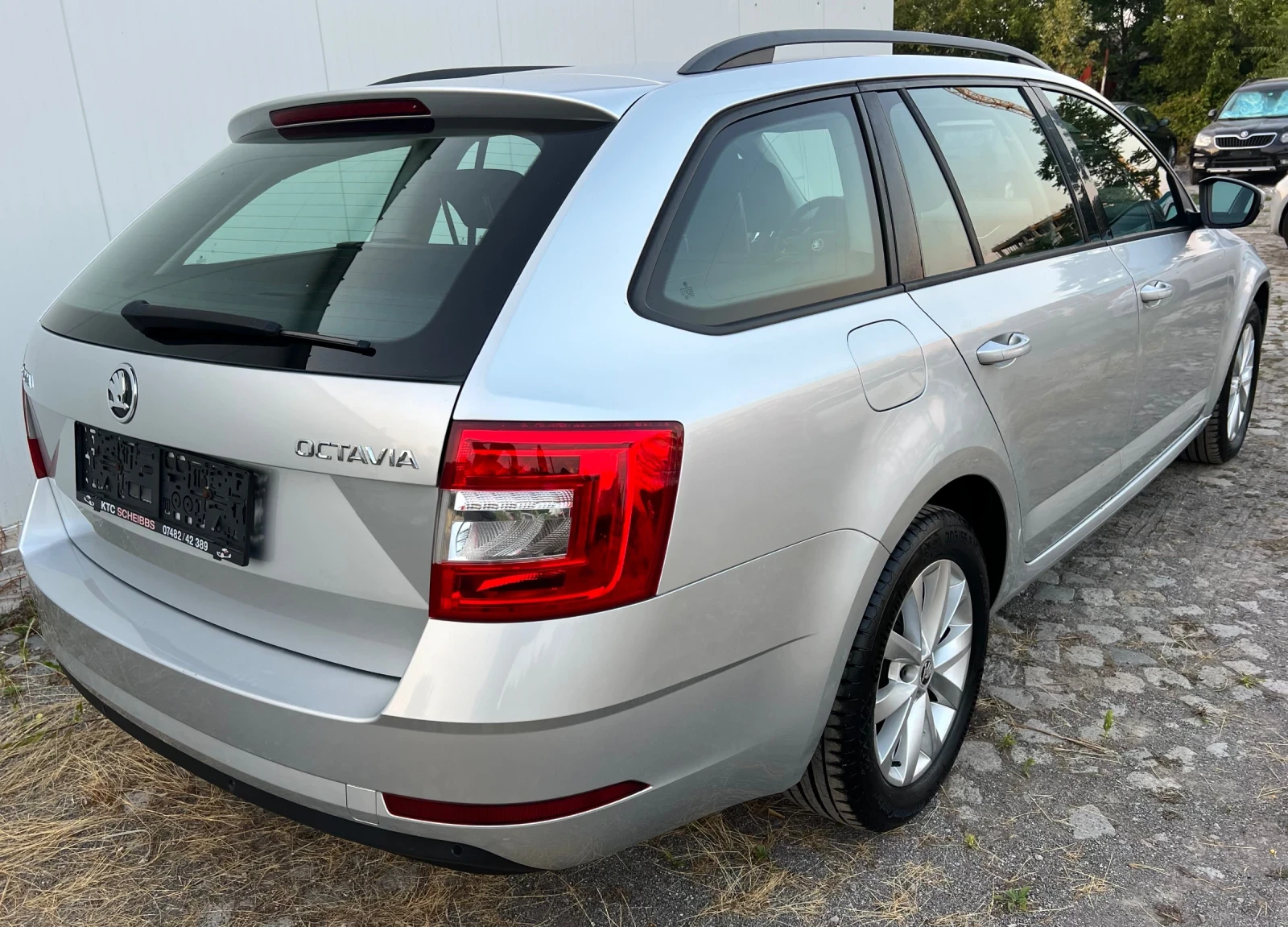 Skoda Octavia 1.6TDI//EURO/6 АВТОМАТИК/ НАВИ  - изображение 4