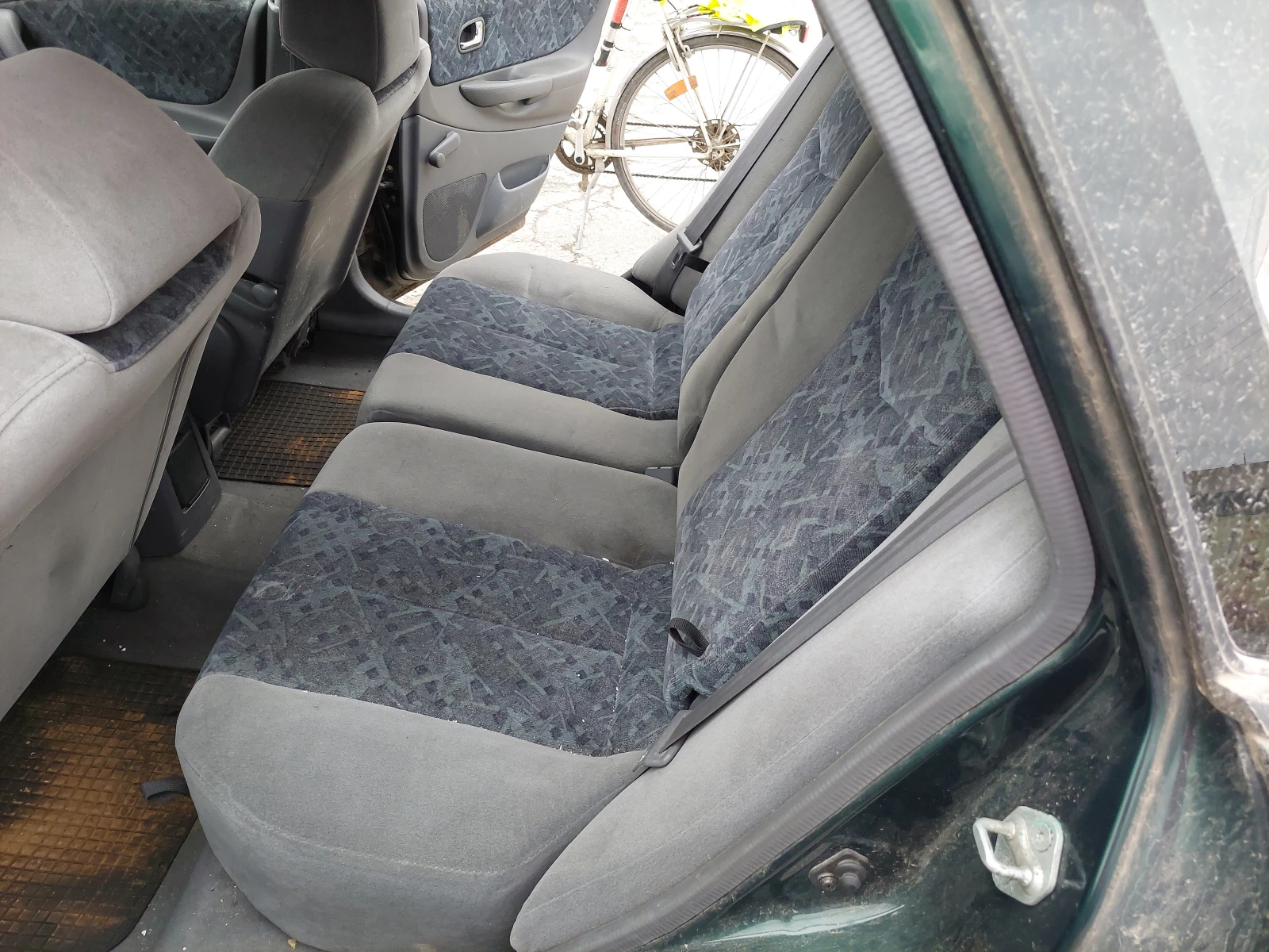 Mazda 323, снимка 11 - Автомобили и джипове - 53910901