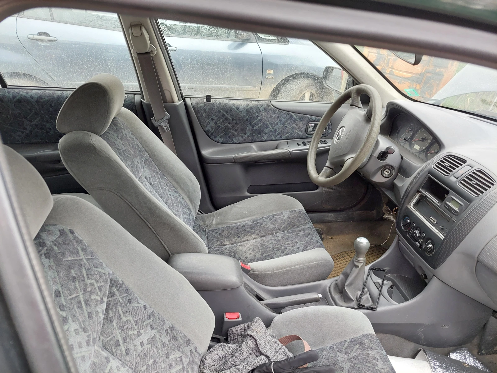 Mazda 323, снимка 15 - Автомобили и джипове - 53910901