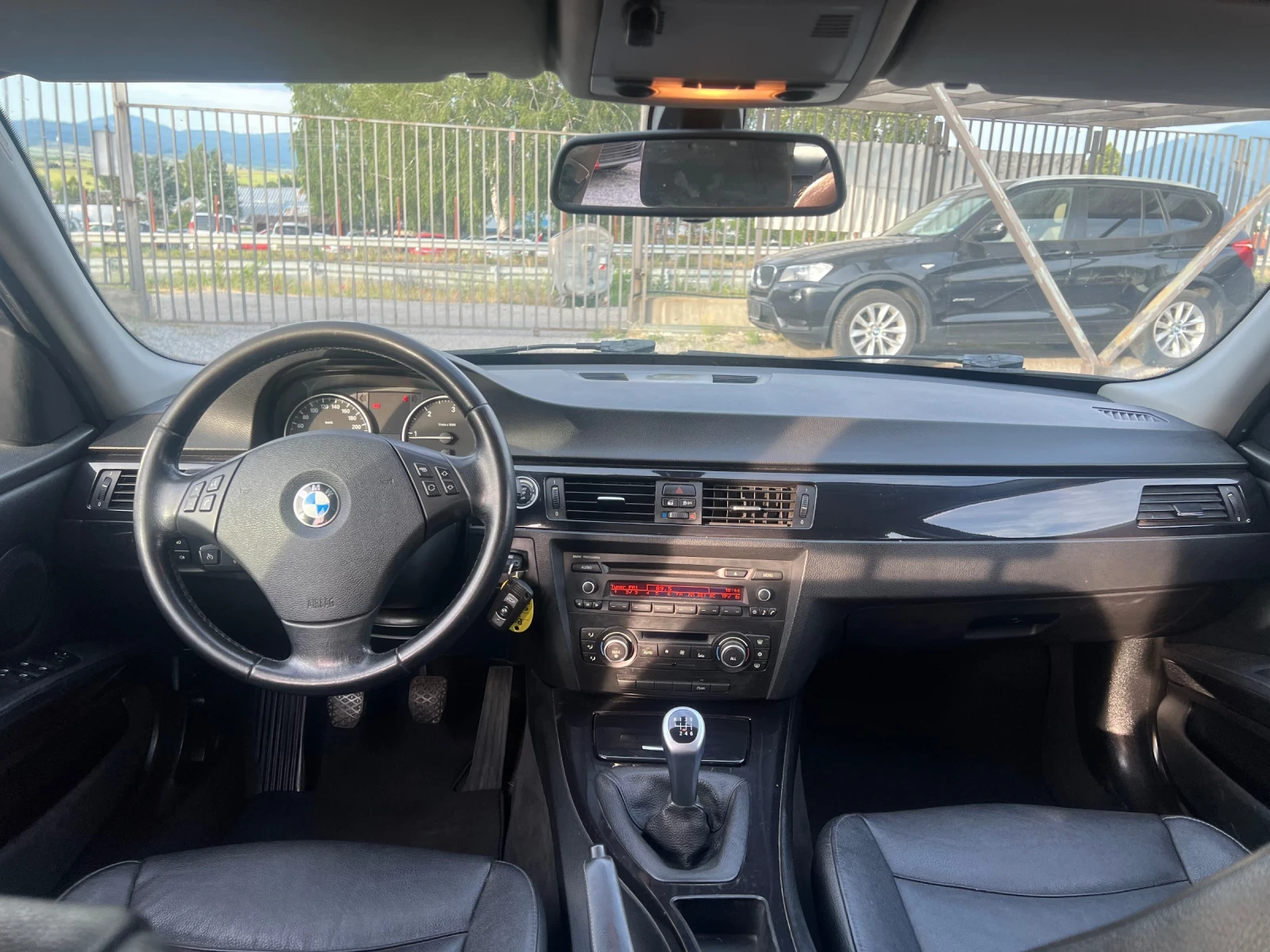 BMW 318 D Bi-xenon koja Euro5, снимка 9 - Автомобили и джипове - 54948687
