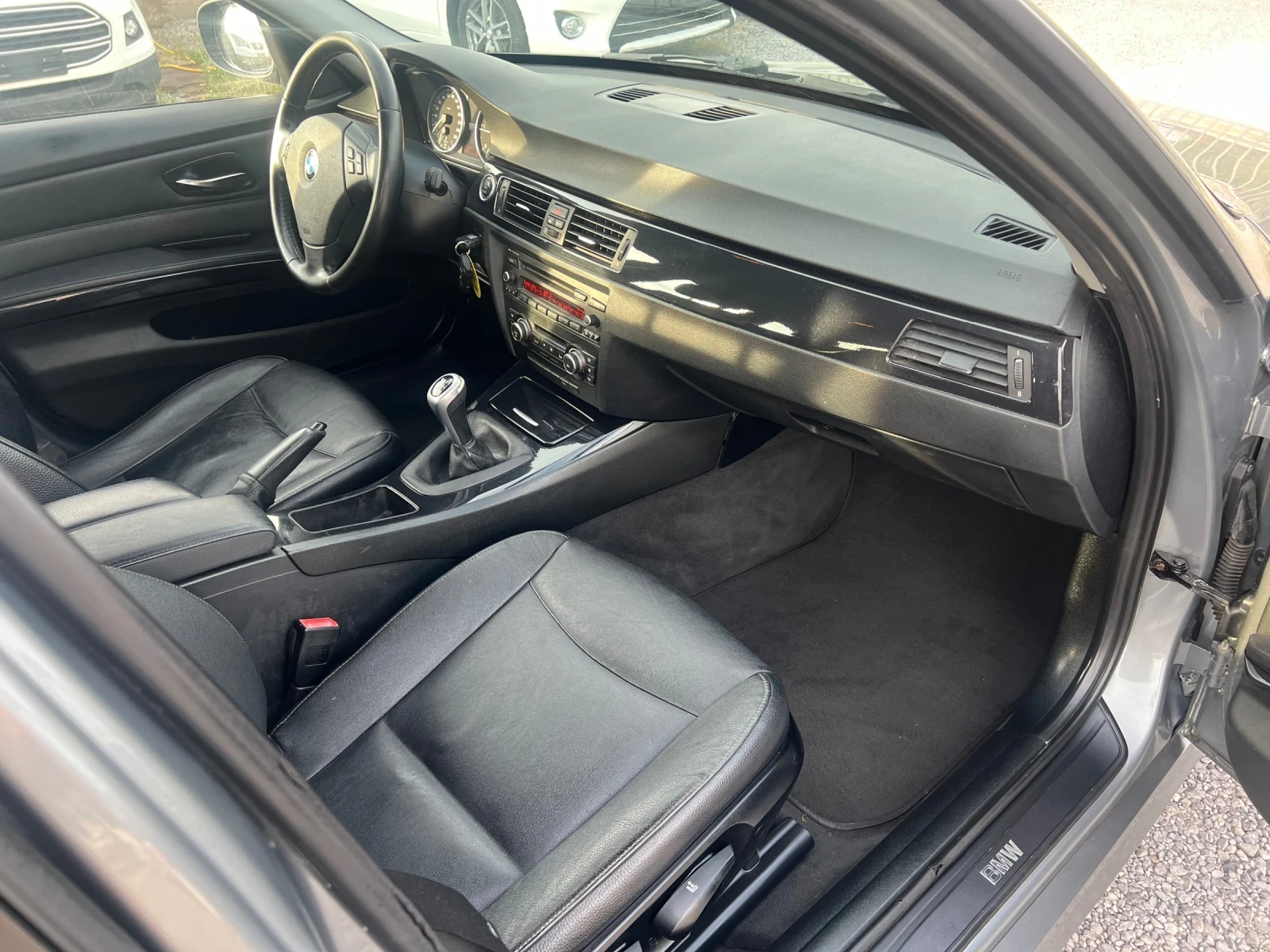 BMW 318 D Bi-xenon koja Euro5, снимка 10 - Автомобили и джипове - 54948687