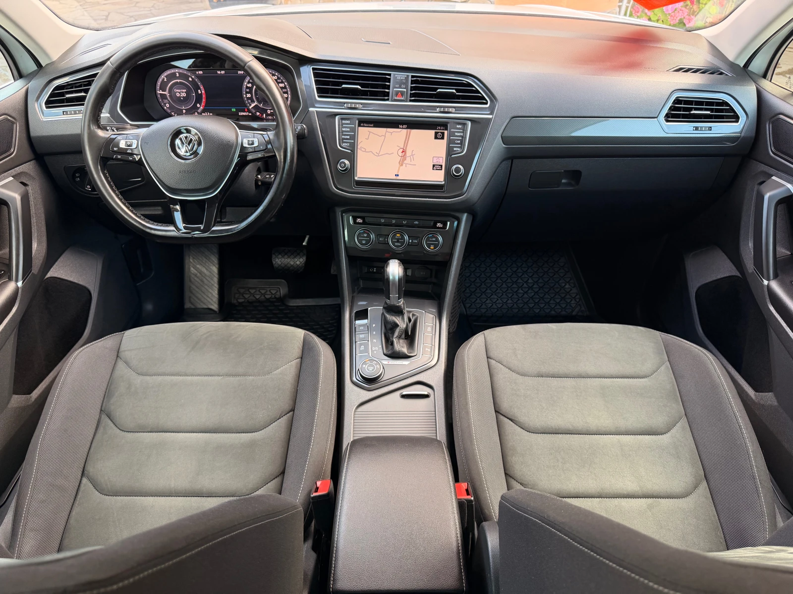 VW Tiguan 2.0TDI* 100%km* FULL* NAVI* PANORAMA* LIZING, снимка 11 - Автомобили и джипове - 55229376