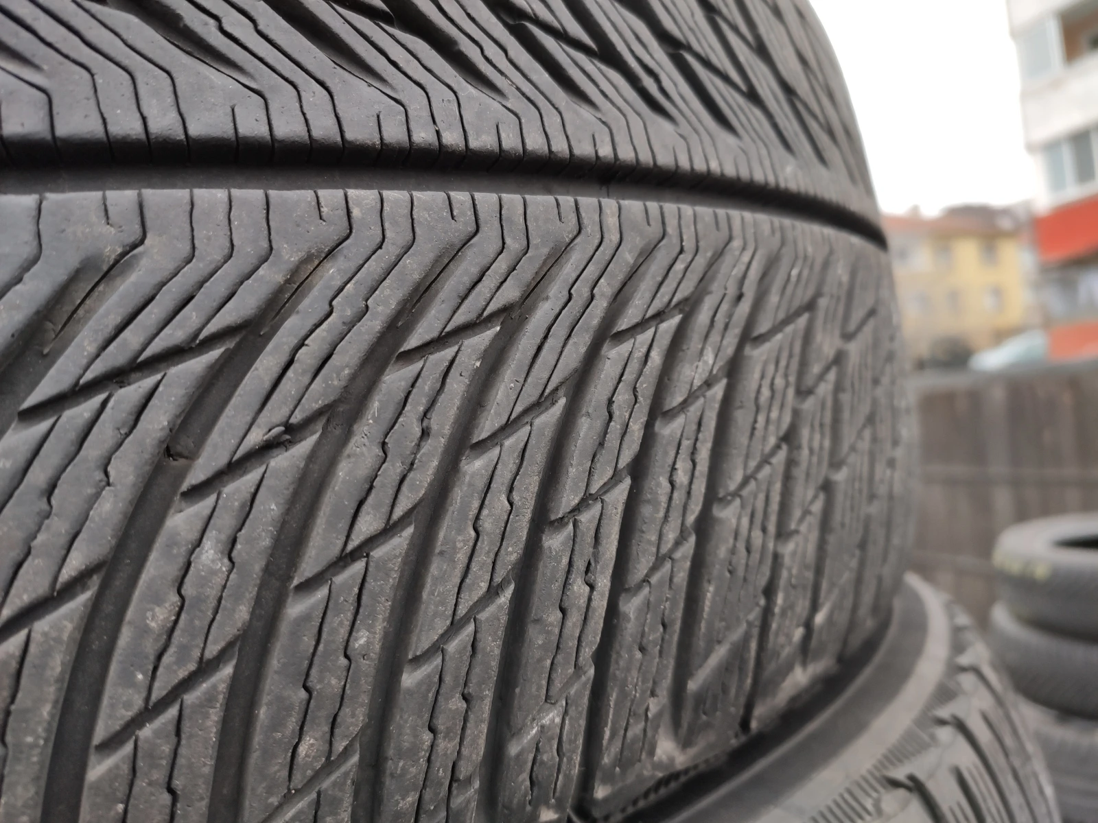 Гуми Зимни 245/50R19, снимка 2 - Гуми и джанти - 53965586